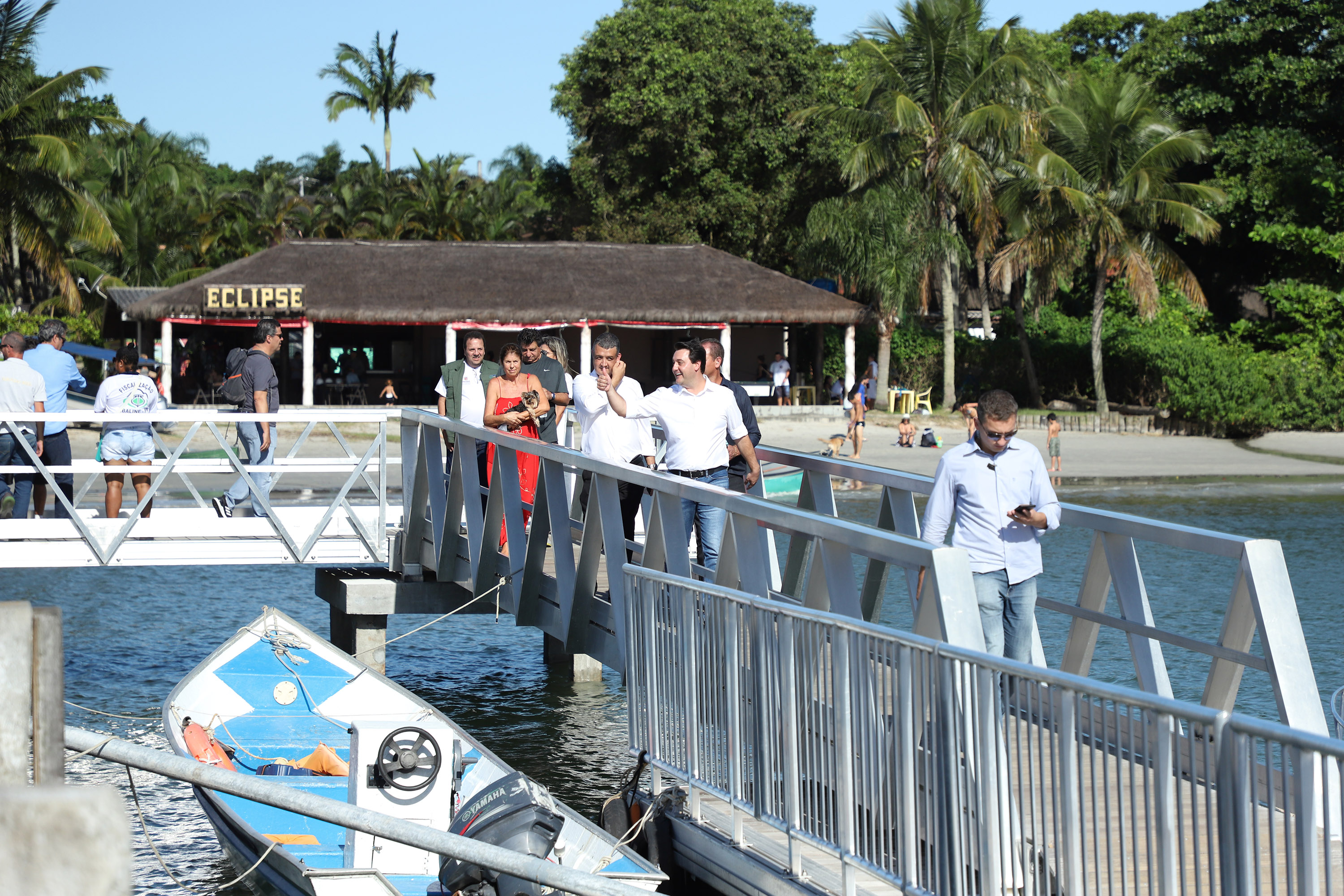 O governador Carlos Massa Ratinho Junior assinou nesta quinta-feira (27) a ordem de serviço para o início das obras de reforma e melhorias nos trapiches de Nova Brasília e Encantadas, na Ilha do Mel, em Paranaguá. O ministro de Infraestrutura, Tarcísio Gomes de Freitas, participou da solenidade. O investimento de R$ 9,5 milhões são da empresa pública Portos do Paraná. As obras devem demorar cerca de sete meses. - Curitiba, 27/02/2020 - Foto: José Fernando Ogura/AEN