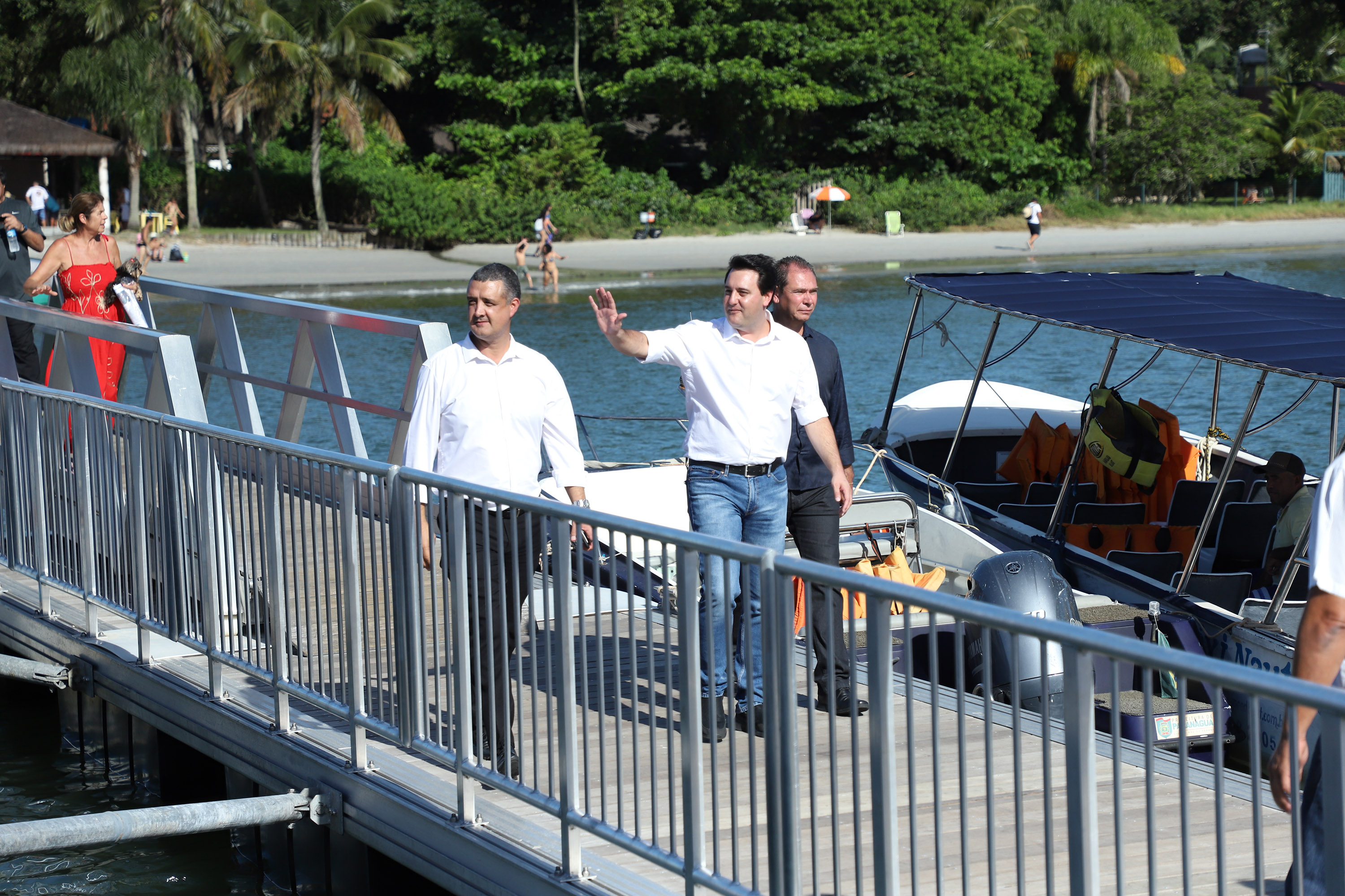 O governador Carlos Massa Ratinho Junior assinou nesta quinta-feira (27) a ordem de serviço para o início das obras de reforma e melhorias nos trapiches de Nova Brasília e Encantadas, na Ilha do Mel, em Paranaguá. O ministro de Infraestrutura, Tarcísio Gomes de Freitas, participou da solenidade. O investimento de R$ 9,5 milhões são da empresa pública Portos do Paraná. As obras devem demorar cerca de sete meses. - Curitiba, 27/02/2020 - Foto: José Fernando Ogura/AEN