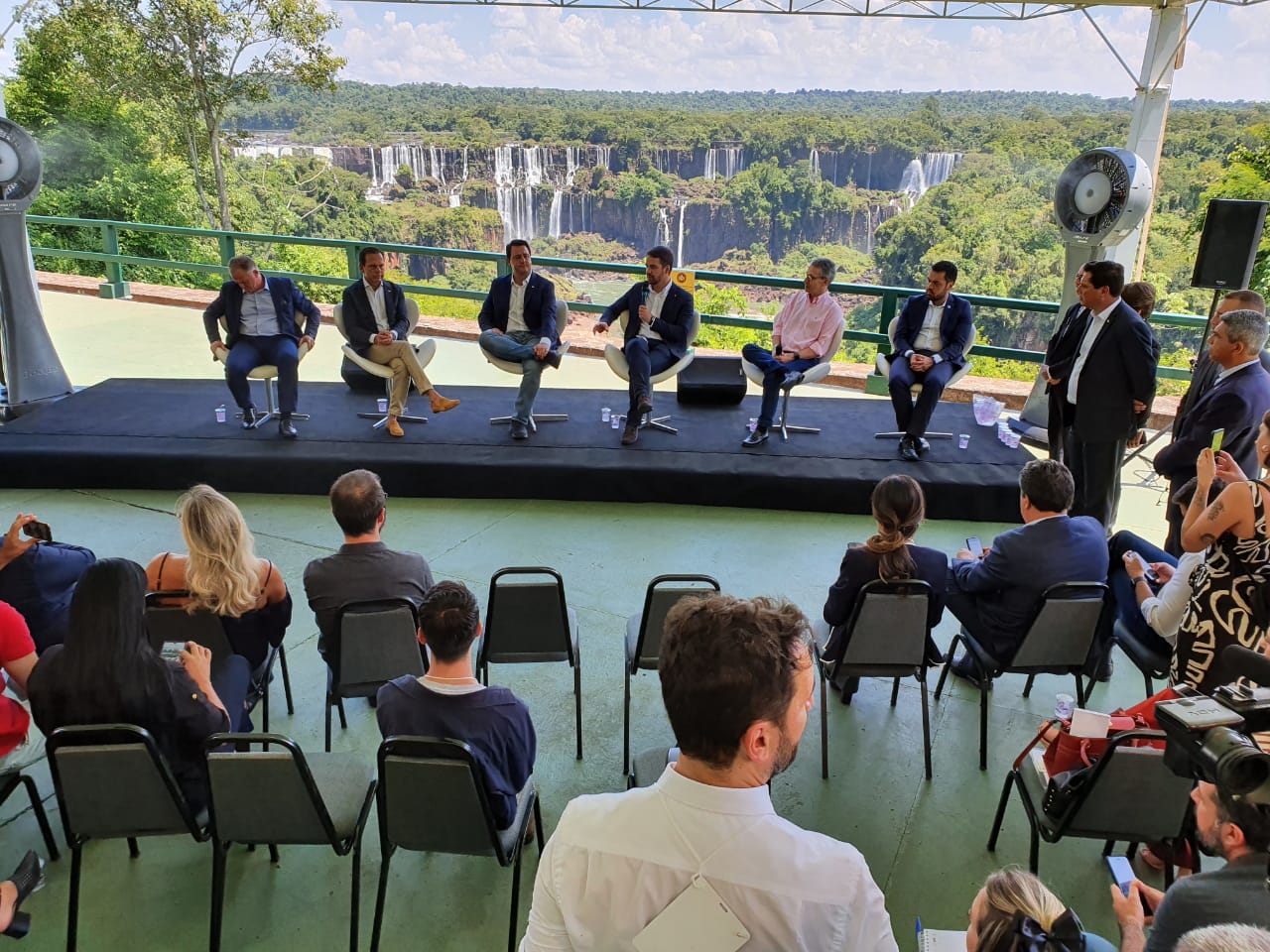Compromisso com o desenvolvimento sustentável, reformas estruturantes, proteção das fronteiras e um pedido para que o governo federal dê suporte aos estados para um possível enfrentamento ao coronavírus estão entre os principais pontos da Carta de Foz do Iguaçu. O documento final do encontro do Consórcio de Integração Sul e Sudeste (Cosud) foi apresentado neste sábado (29) pelos governadores das duas regiões, durante uma coletiva de imprensa no Parque Nacional do Iguaçu.