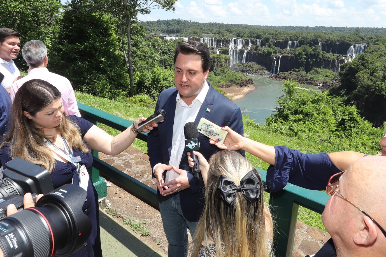 Compromisso com o desenvolvimento sustentável, reformas estruturantes, proteção das fronteiras e um pedido para que o governo federal dê suporte aos estados para um possível enfrentamento ao coronavírus estão entre os principais pontos da Carta de Foz do Iguaçu. O documento final do encontro do Consórcio de Integração Sul e Sudeste (Cosud) foi apresentado neste sábado (29) pelos governadores das duas regiões, durante uma coletiva de imprensa no Parque Nacional do Iguaçu.