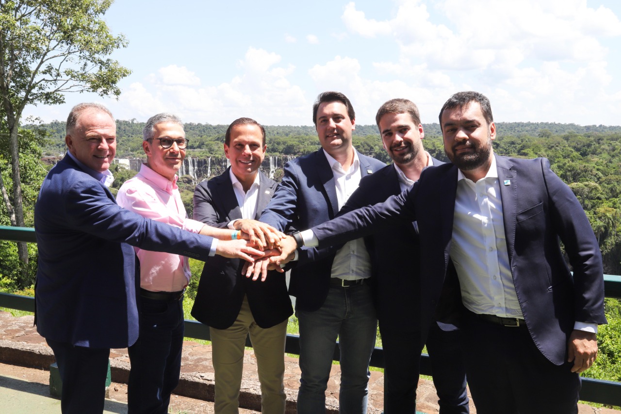 Compromisso com o desenvolvimento sustentável, reformas estruturantes, proteção das fronteiras e um pedido para que o governo federal dê suporte aos estados para um possível enfrentamento ao coronavírus estão entre os principais pontos da Carta de Foz do Iguaçu. O documento final do encontro do Consórcio de Integração Sul e Sudeste (Cosud) foi apresentado neste sábado (29) pelos governadores das duas regiões, durante uma coletiva de imprensa no Parque Nacional do Iguaçu.