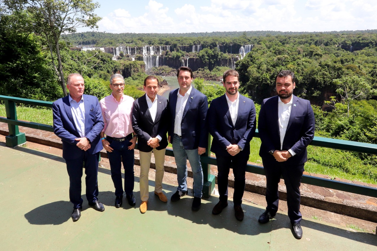Compromisso com o desenvolvimento sustentável, reformas estruturantes, proteção das fronteiras e um pedido para que o governo federal dê suporte aos estados para um possível enfrentamento ao coronavírus estão entre os principais pontos da Carta de Foz do Iguaçu. O documento final do encontro do Consórcio de Integração Sul e Sudeste (Cosud) foi apresentado neste sábado (29) pelos governadores das duas regiões, durante uma coletiva de imprensa no Parque Nacional do Iguaçu.