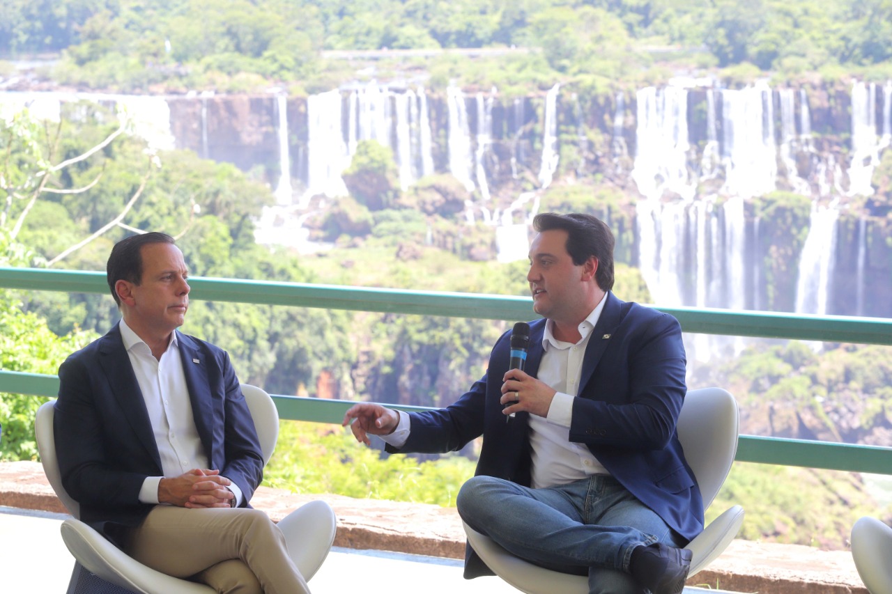 Compromisso com o desenvolvimento sustentável, reformas estruturantes, proteção das fronteiras e um pedido para que o governo federal dê suporte aos estados para um possível enfrentamento ao coronavírus estão entre os principais pontos da Carta de Foz do Iguaçu. O documento final do encontro do Consórcio de Integração Sul e Sudeste (Cosud) foi apresentado neste sábado (29) pelos governadores das duas regiões, durante uma coletiva de imprensa no Parque Nacional do Iguaçu.