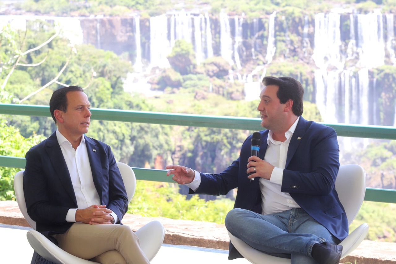Compromisso com o desenvolvimento sustentável, reformas estruturantes, proteção das fronteiras e um pedido para que o governo federal dê suporte aos estados para um possível enfrentamento ao coronavírus estão entre os principais pontos da Carta de Foz do Iguaçu. O documento final do encontro do Consórcio de Integração Sul e Sudeste (Cosud) foi apresentado neste sábado (29) pelos governadores das duas regiões, durante uma coletiva de imprensa no Parque Nacional do Iguaçu.