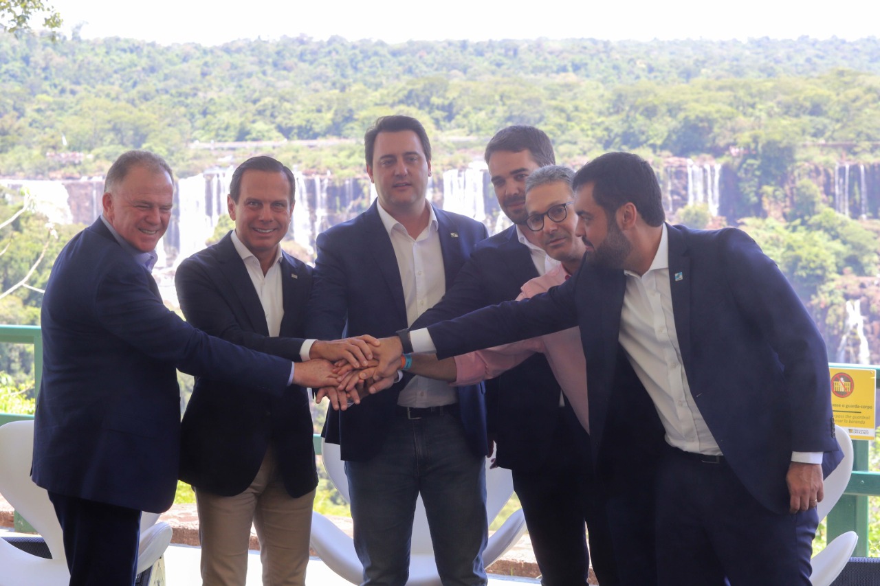 Compromisso com o desenvolvimento sustentável, reformas estruturantes, proteção das fronteiras e um pedido para que o governo federal dê suporte aos estados para um possível enfrentamento ao coronavírus estão entre os principais pontos da Carta de Foz do Iguaçu. O documento final do encontro do Consórcio de Integração Sul e Sudeste (Cosud) foi apresentado neste sábado (29) pelos governadores das duas regiões, durante uma coletiva de imprensa no Parque Nacional do Iguaçu.