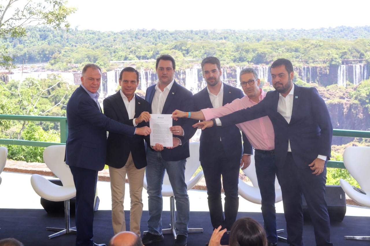 Compromisso com o desenvolvimento sustentável, reformas estruturantes, proteção das fronteiras e um pedido para que o governo federal dê suporte aos estados para um possível enfrentamento ao coronavírus estão entre os principais pontos da Carta de Foz do Iguaçu. O documento final do encontro do Consórcio de Integração Sul e Sudeste (Cosud) foi apresentado neste sábado (29) pelos governadores das duas regiões, durante uma coletiva de imprensa no Parque Nacional do Iguaçu.