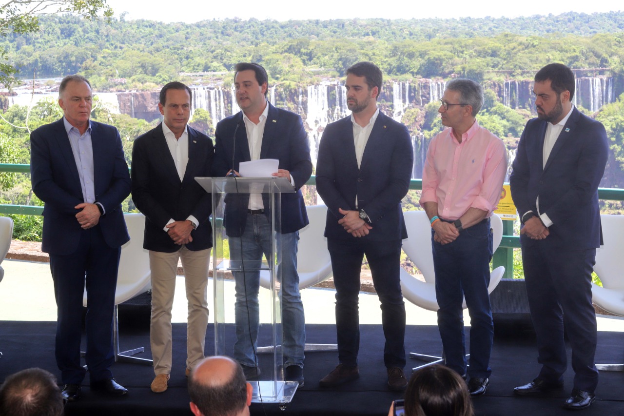 Compromisso com o desenvolvimento sustentável, reformas estruturantes, proteção das fronteiras e um pedido para que o governo federal dê suporte aos estados para um possível enfrentamento ao coronavírus estão entre os principais pontos da Carta de Foz do Iguaçu. O documento final do encontro do Consórcio de Integração Sul e Sudeste (Cosud) foi apresentado neste sábado (29) pelos governadores das duas regiões, durante uma coletiva de imprensa no Parque Nacional do Iguaçu.