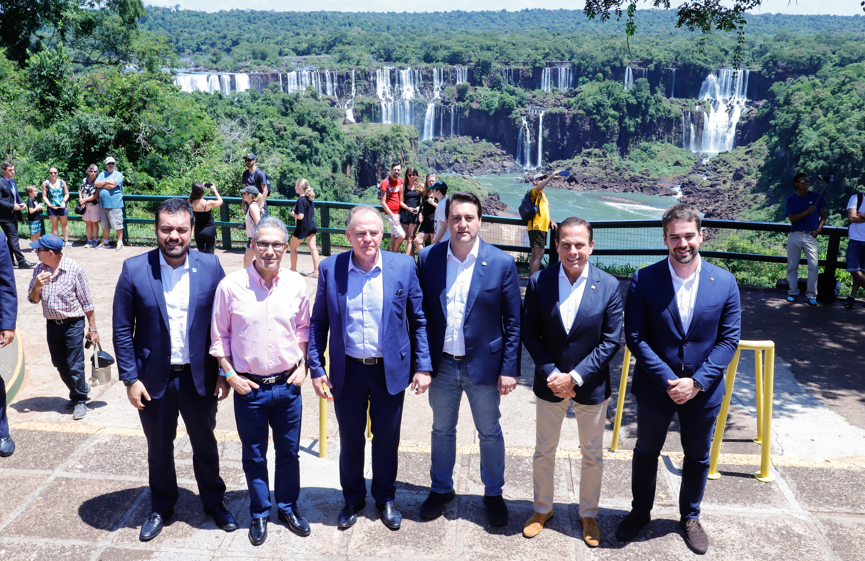 Compromisso com o desenvolvimento sustentável, reformas estruturantes, proteção das fronteiras e um pedido para que o governo federal dê suporte aos estados para um possível enfrentamento ao coronavírus estão entre os principais pontos da Carta de Foz do Iguaçu. O documento final do encontro do Consórcio de Integração Sul e Sudeste (Cosud) foi apresentado neste sábado (29) pelos governadores das duas regiões, durante uma coletiva de imprensa no Parque Nacional do Iguaçu.