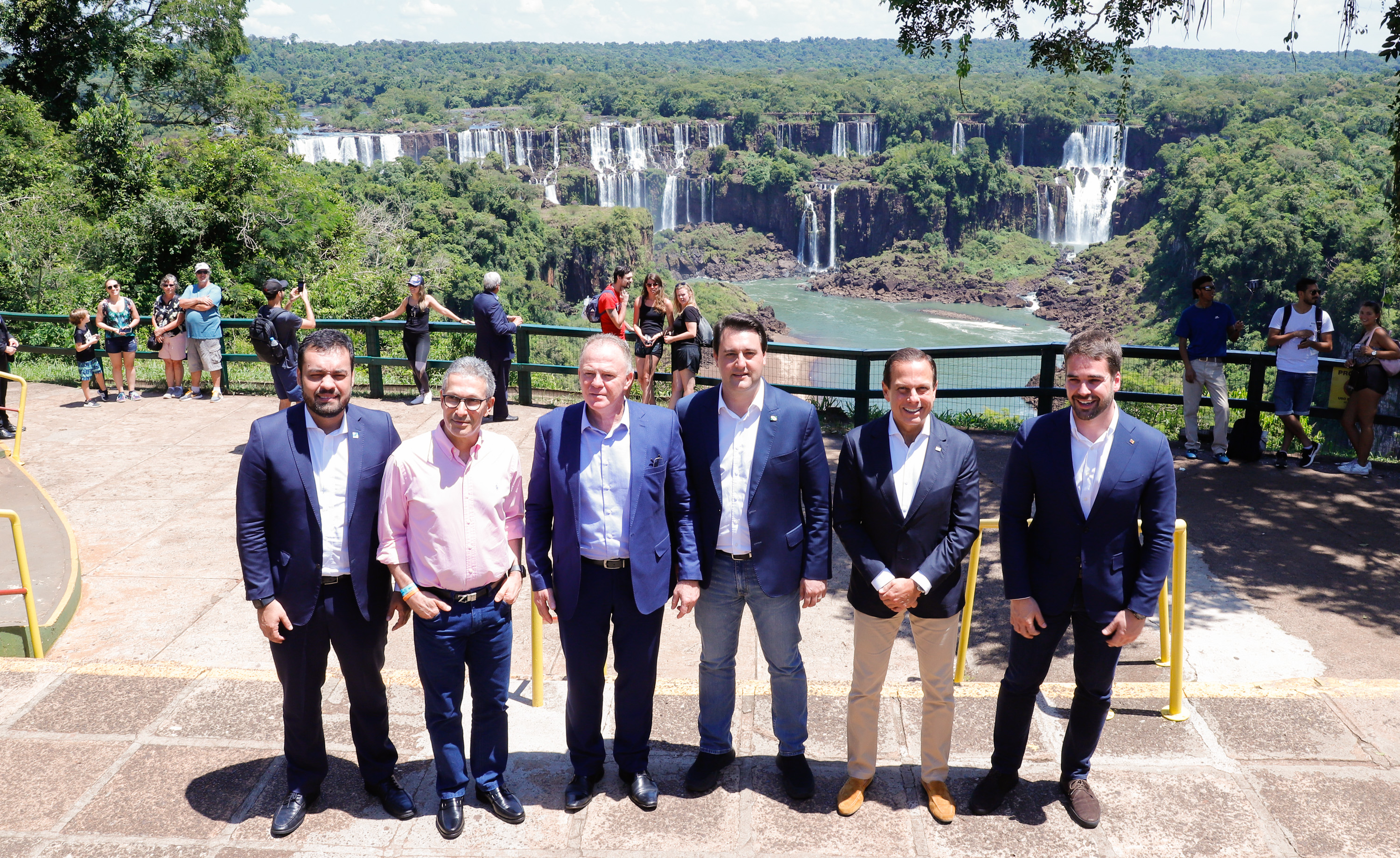 Compromisso com o desenvolvimento sustentável, reformas estruturantes, proteção das fronteiras e um pedido para que o governo federal dê suporte aos estados para um possível enfrentamento ao coronavírus estão entre os principais pontos da Carta de Foz do Iguaçu. O documento final do encontro do Consórcio de Integração Sul e Sudeste (Cosud) foi apresentado neste sábado (29) pelos governadores das duas regiões, durante uma coletiva de imprensa no Parque Nacional do Iguaçu.