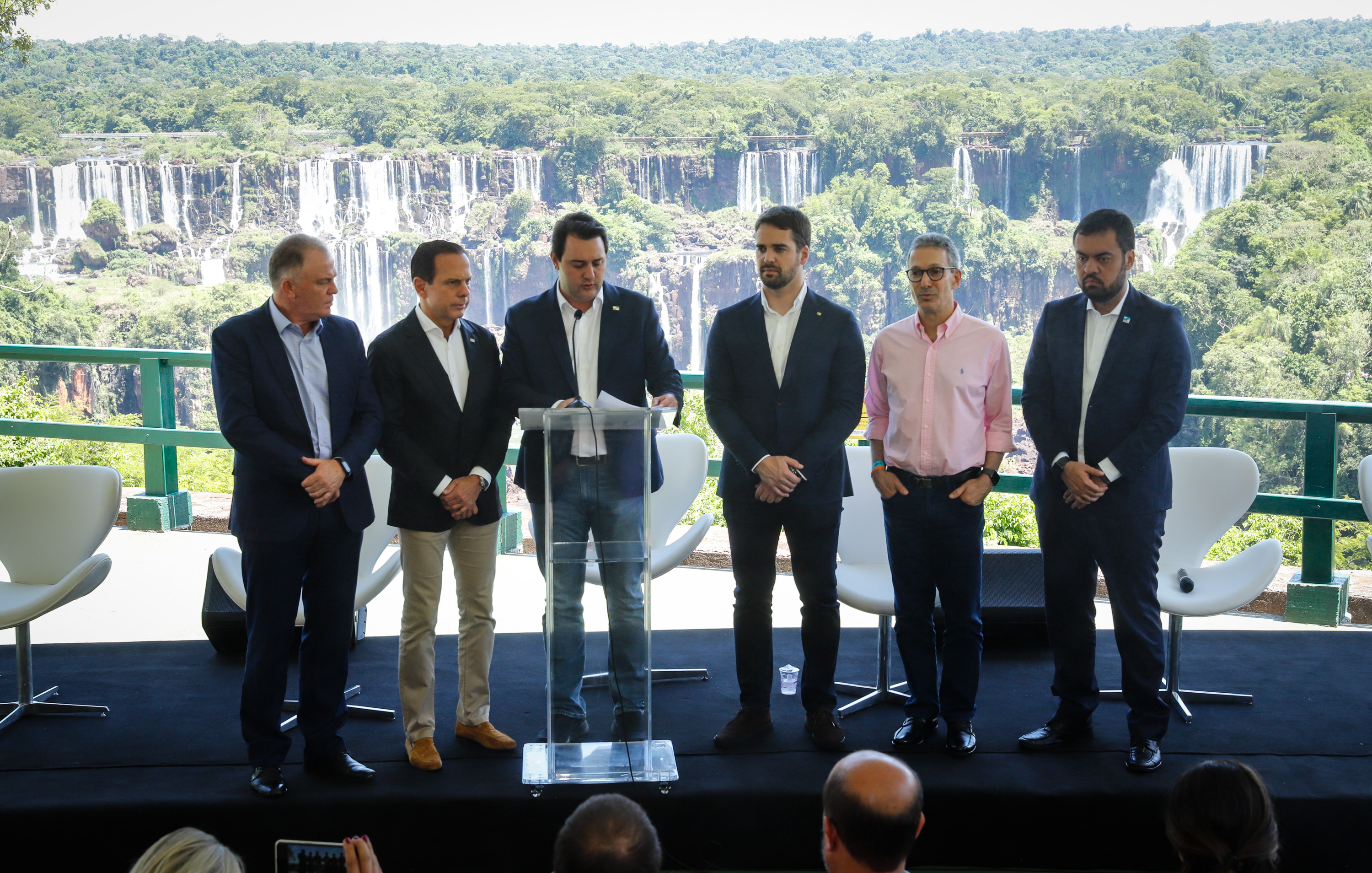 Compromisso com o desenvolvimento sustentável, reformas estruturantes, proteção das fronteiras e um pedido para que o governo federal dê suporte aos estados para um possível enfrentamento ao coronavírus estão entre os principais pontos da Carta de Foz do Iguaçu. O documento final do encontro do Consórcio de Integração Sul e Sudeste (Cosud) foi apresentado neste sábado (29) pelos governadores das duas regiões, durante uma coletiva de imprensa no Parque Nacional do Iguaçu.