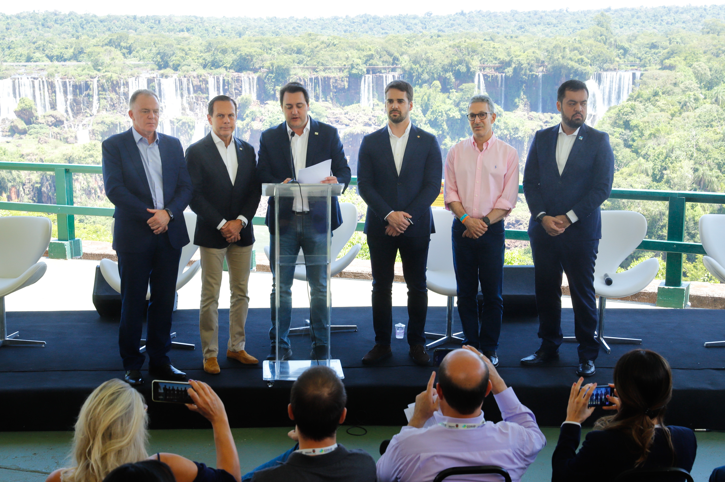 Compromisso com o desenvolvimento sustentável, reformas estruturantes, proteção das fronteiras e um pedido para que o governo federal dê suporte aos estados para um possível enfrentamento ao coronavírus estão entre os principais pontos da Carta de Foz do Iguaçu. O documento final do encontro do Consórcio de Integração Sul e Sudeste (Cosud) foi apresentado neste sábado (29) pelos governadores das duas regiões, durante uma coletiva de imprensa no Parque Nacional do Iguaçu.