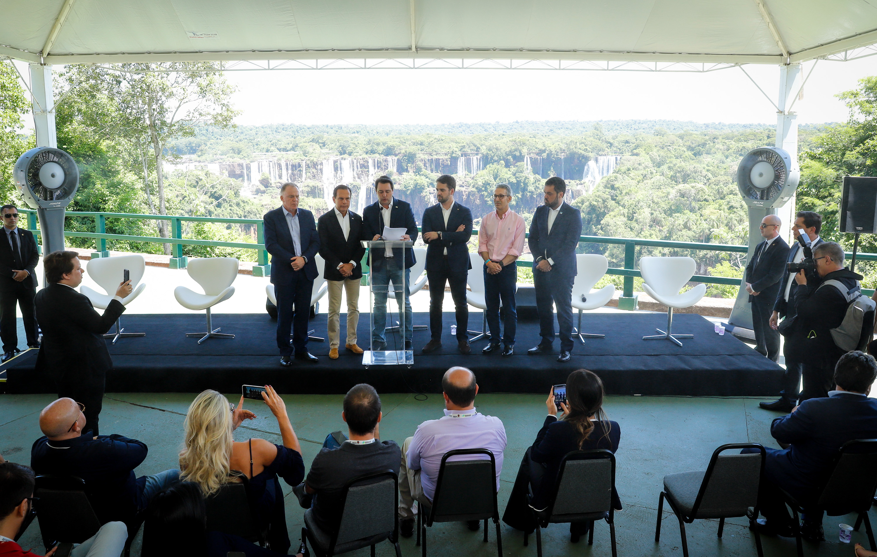 Compromisso com o desenvolvimento sustentável, reformas estruturantes, proteção das fronteiras e um pedido para que o governo federal dê suporte aos estados para um possível enfrentamento ao coronavírus estão entre os principais pontos da Carta de Foz do Iguaçu. O documento final do encontro do Consórcio de Integração Sul e Sudeste (Cosud) foi apresentado neste sábado (29) pelos governadores das duas regiões, durante uma coletiva de imprensa no Parque Nacional do Iguaçu.