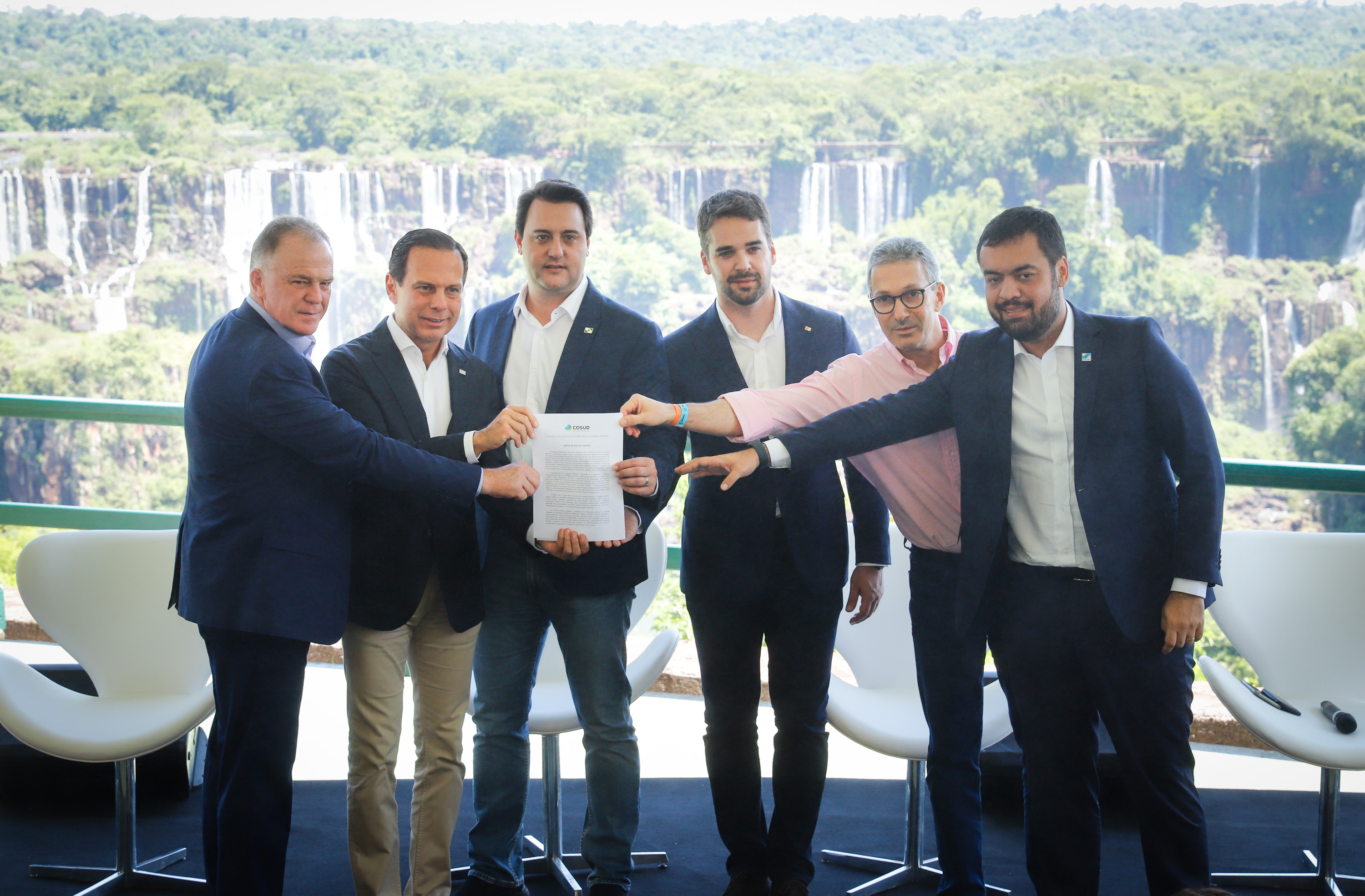 Compromisso com o desenvolvimento sustentável, reformas estruturantes, proteção das fronteiras e um pedido para que o governo federal dê suporte aos estados para um possível enfrentamento ao coronavírus estão entre os principais pontos da Carta de Foz do Iguaçu. O documento final do encontro do Consórcio de Integração Sul e Sudeste (Cosud) foi apresentado neste sábado (29) pelos governadores das duas regiões, durante uma coletiva de imprensa no Parque Nacional do Iguaçu.