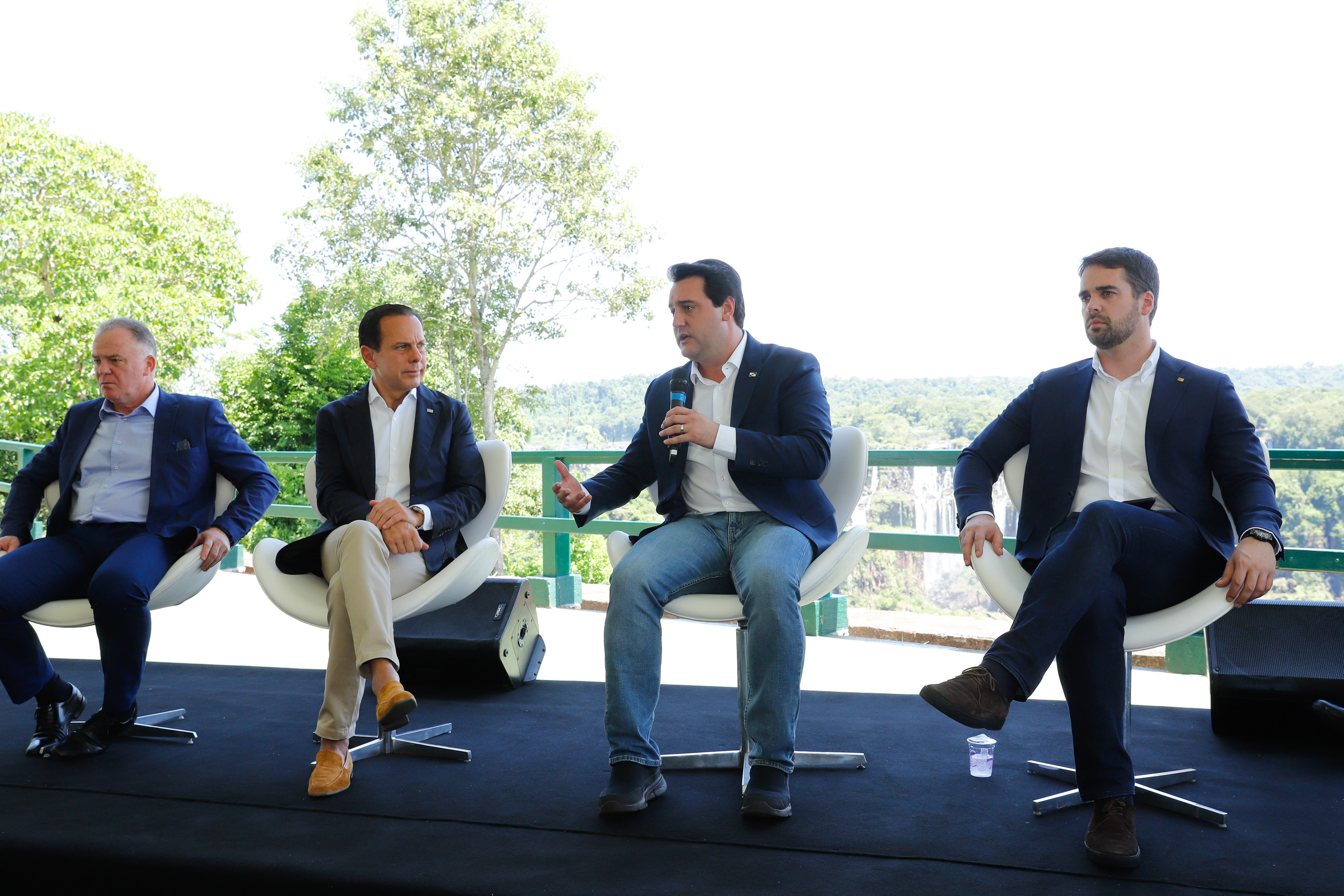 Compromisso com o desenvolvimento sustentável, reformas estruturantes, proteção das fronteiras e um pedido para que o governo federal dê suporte aos estados para um possível enfrentamento ao coronavírus estão entre os principais pontos da Carta de Foz do Iguaçu. O documento final do encontro do Consórcio de Integração Sul e Sudeste (Cosud) foi apresentado neste sábado (29) pelos governadores das duas regiões, durante uma coletiva de imprensa no Parque Nacional do Iguaçu.