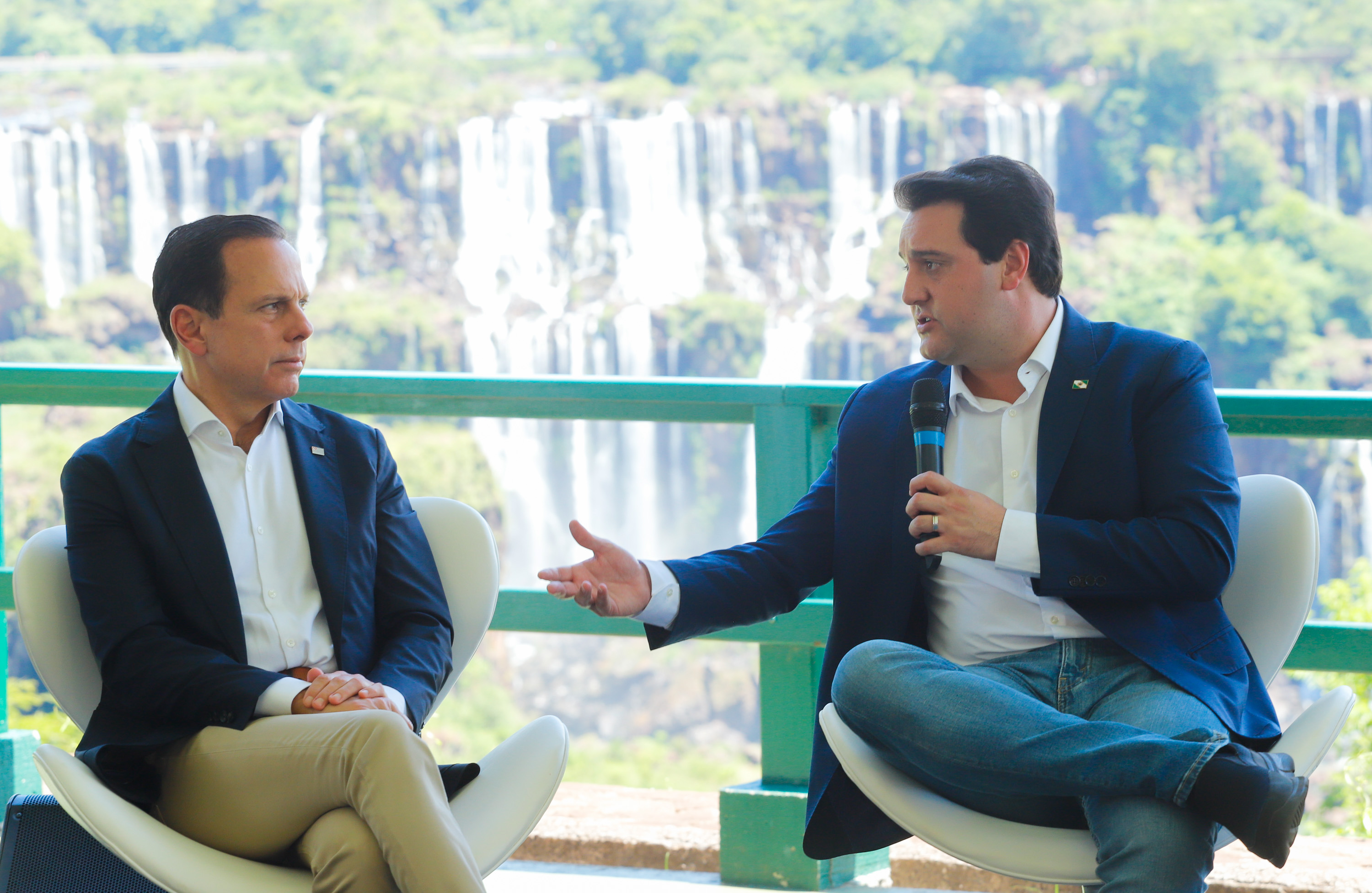 Compromisso com o desenvolvimento sustentável, reformas estruturantes, proteção das fronteiras e um pedido para que o governo federal dê suporte aos estados para um possível enfrentamento ao coronavírus estão entre os principais pontos da Carta de Foz do Iguaçu. O documento final do encontro do Consórcio de Integração Sul e Sudeste (Cosud) foi apresentado neste sábado (29) pelos governadores das duas regiões, durante uma coletiva de imprensa no Parque Nacional do Iguaçu.