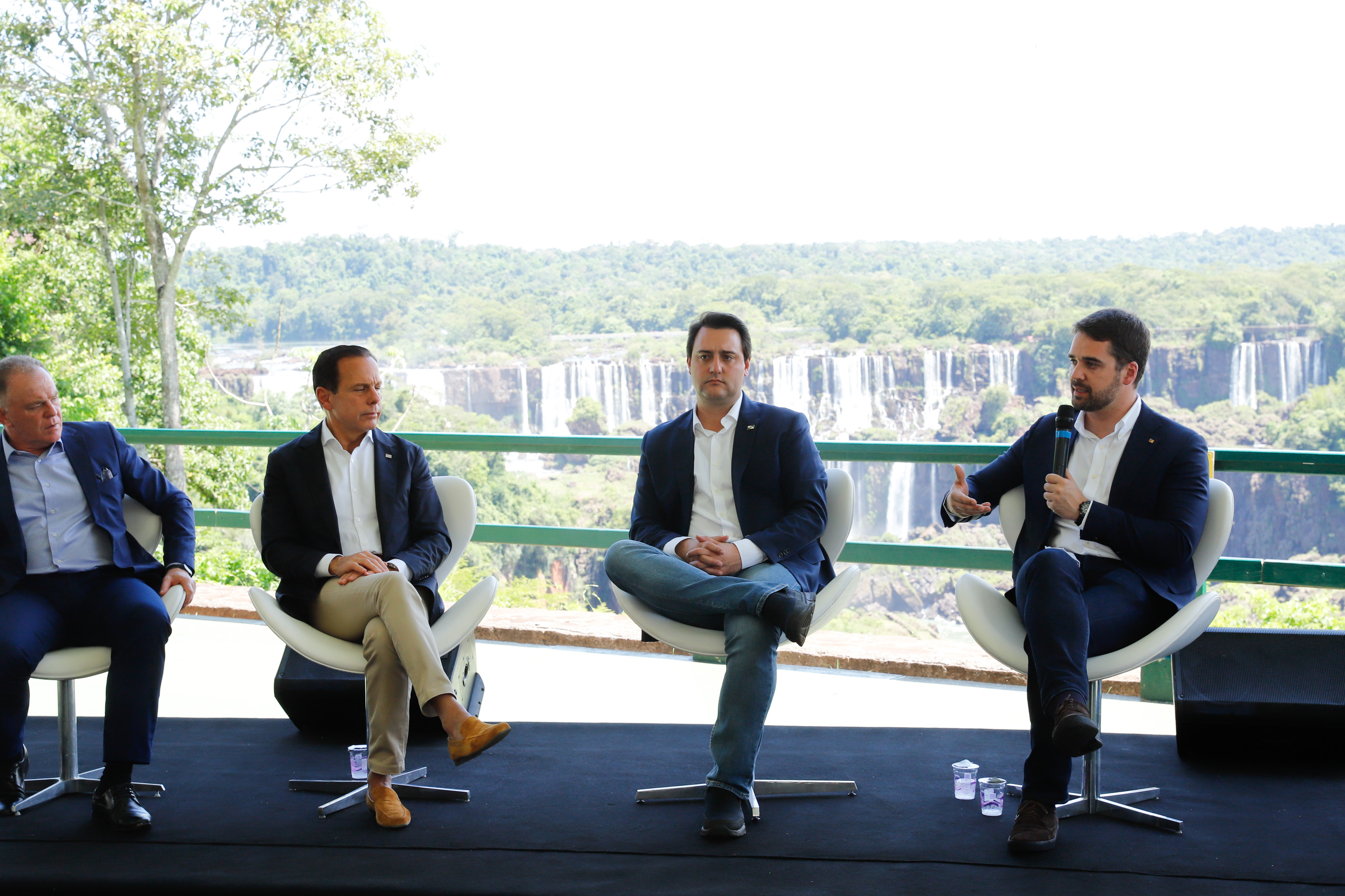 Compromisso com o desenvolvimento sustentável, reformas estruturantes, proteção das fronteiras e um pedido para que o governo federal dê suporte aos estados para um possível enfrentamento ao coronavírus estão entre os principais pontos da Carta de Foz do Iguaçu. O documento final do encontro do Consórcio de Integração Sul e Sudeste (Cosud) foi apresentado neste sábado (29) pelos governadores das duas regiões, durante uma coletiva de imprensa no Parque Nacional do Iguaçu.