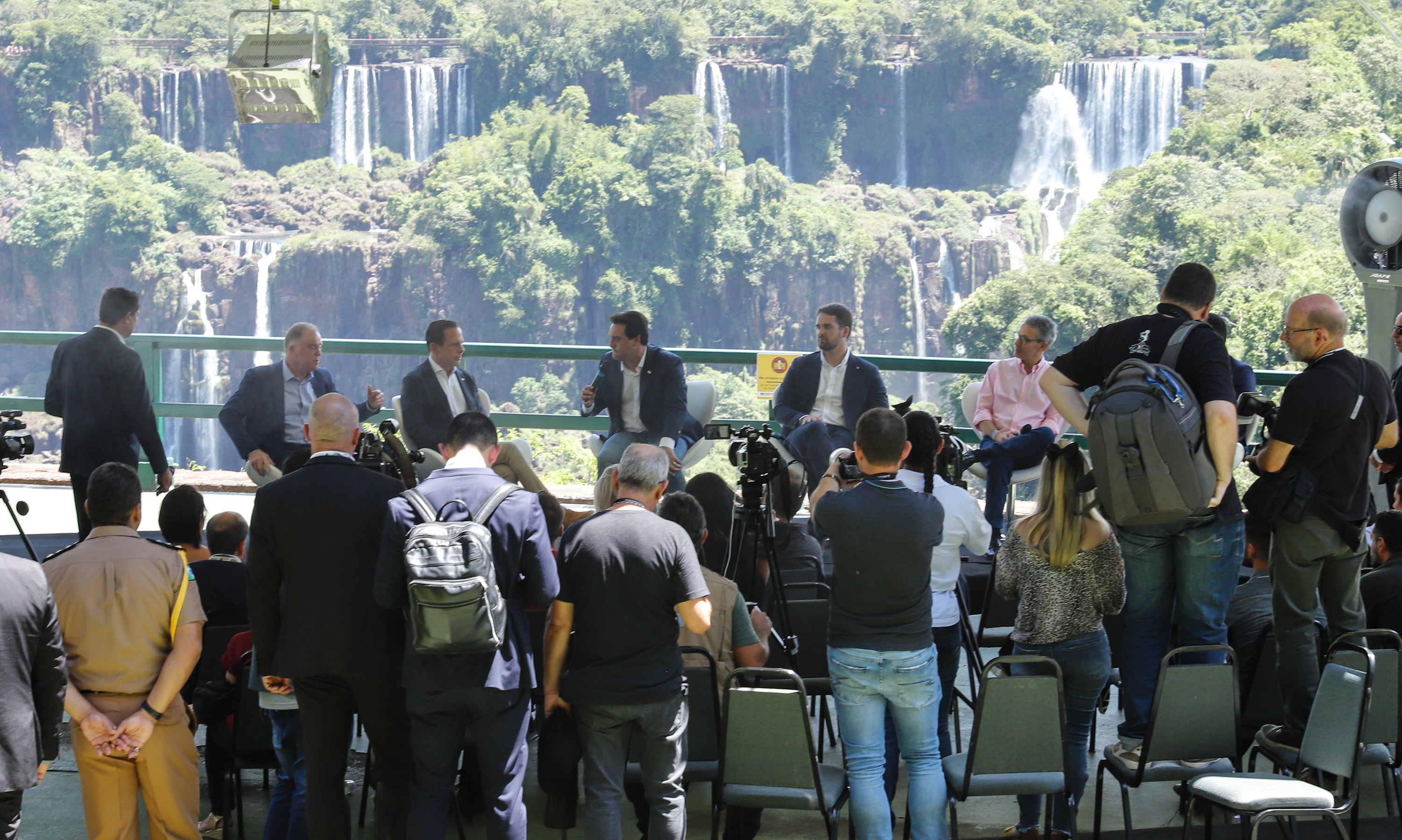 Compromisso com o desenvolvimento sustentável, reformas estruturantes, proteção das fronteiras e um pedido para que o governo federal dê suporte aos estados para um possível enfrentamento ao coronavírus estão entre os principais pontos da Carta de Foz do Iguaçu. O documento final do encontro do Consórcio de Integração Sul e Sudeste (Cosud) foi apresentado neste sábado (29) pelos governadores das duas regiões, durante uma coletiva de imprensa no Parque Nacional do Iguaçu.