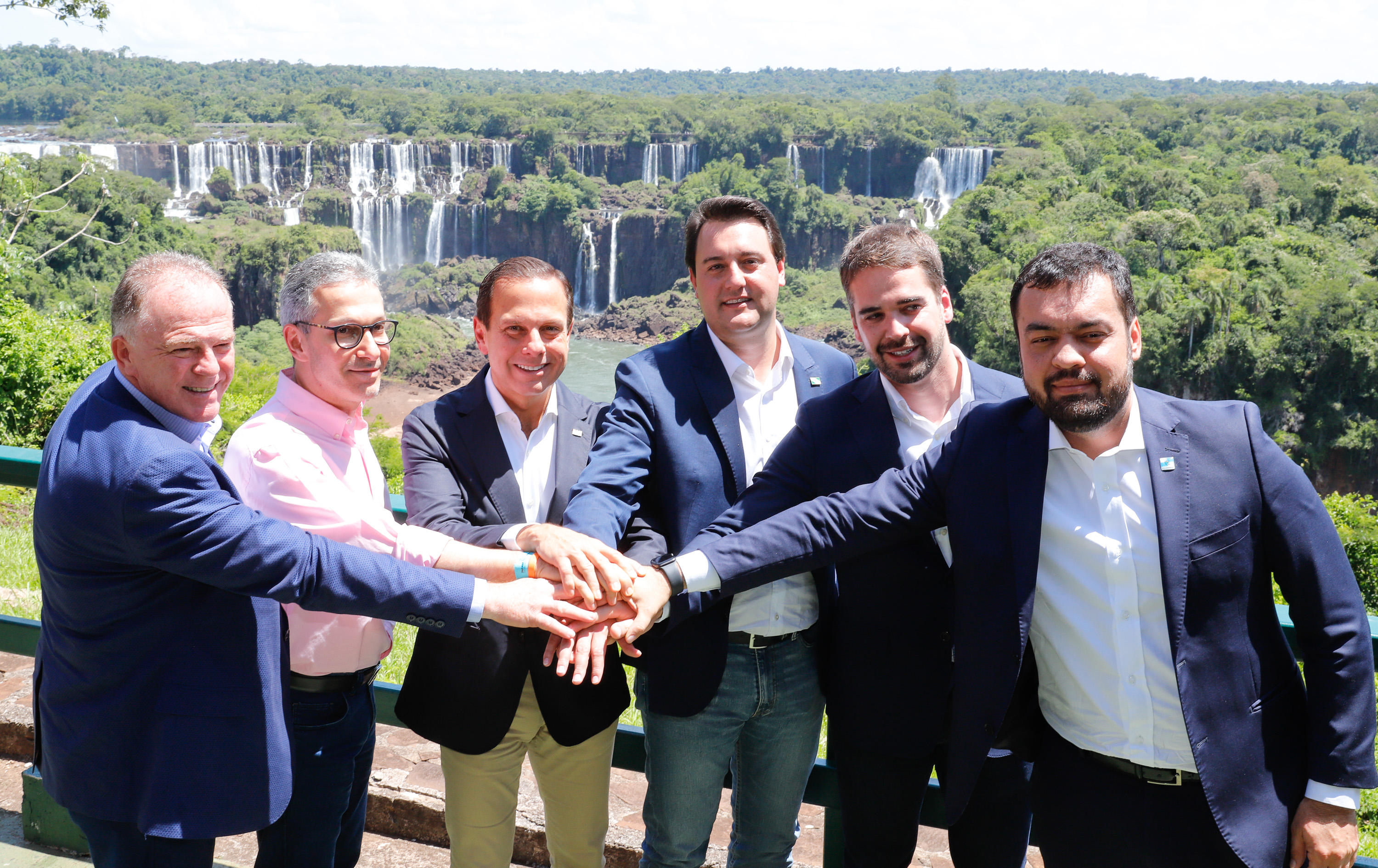 Compromisso com o desenvolvimento sustentável, reformas estruturantes, proteção das fronteiras e um pedido para que o governo federal dê suporte aos estados para um possível enfrentamento ao coronavírus estão entre os principais pontos da Carta de Foz do Iguaçu. O documento final do encontro do Consórcio de Integração Sul e Sudeste (Cosud) foi apresentado neste sábado (29) pelos governadores das duas regiões, durante uma coletiva de imprensa no Parque Nacional do Iguaçu.