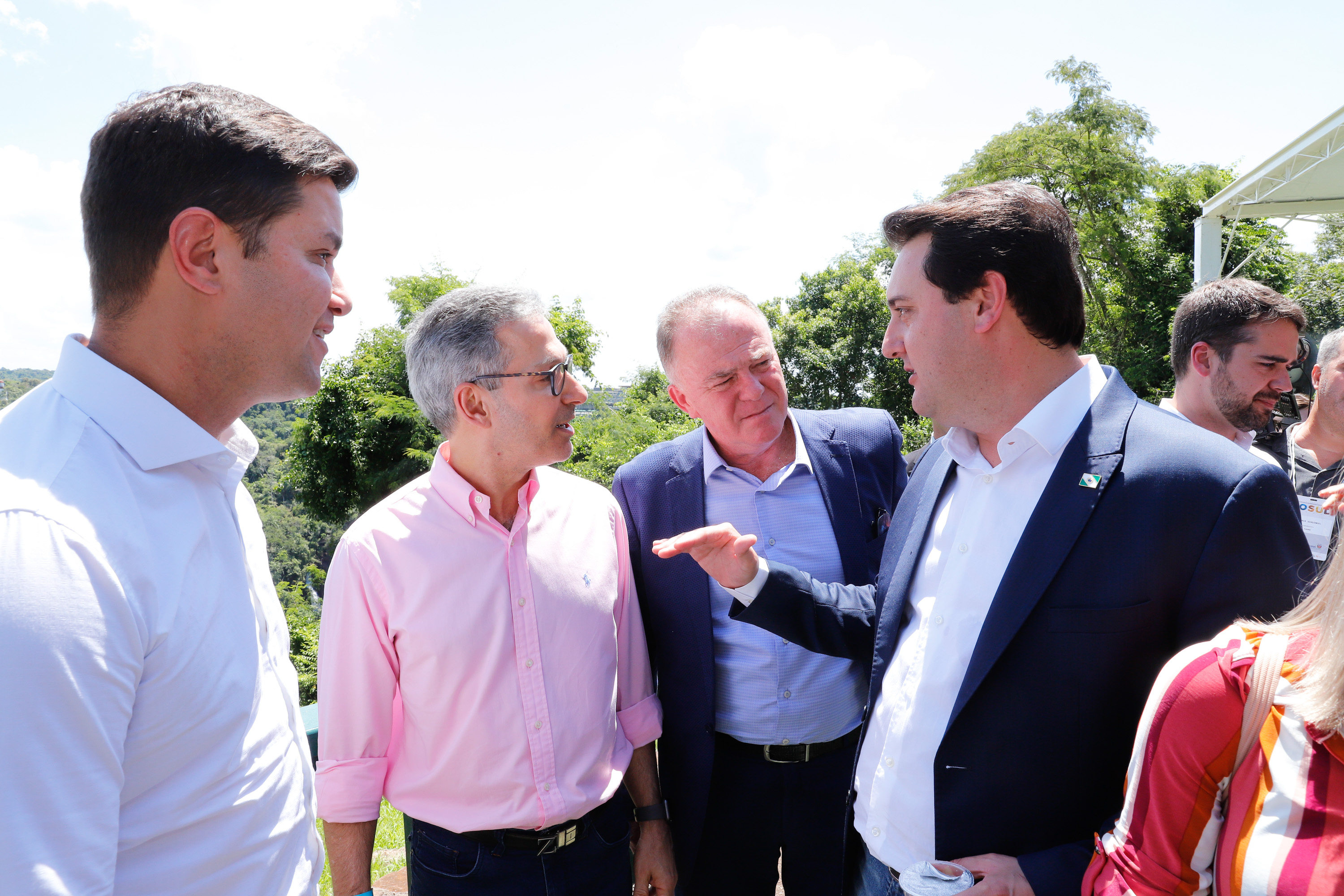 Compromisso com o desenvolvimento sustentável, reformas estruturantes, proteção das fronteiras e um pedido para que o governo federal dê suporte aos estados para um possível enfrentamento ao coronavírus estão entre os principais pontos da Carta de Foz do Iguaçu. O documento final do encontro do Consórcio de Integração Sul e Sudeste (Cosud) foi apresentado neste sábado (29) pelos governadores das duas regiões, durante uma coletiva de imprensa no Parque Nacional do Iguaçu.