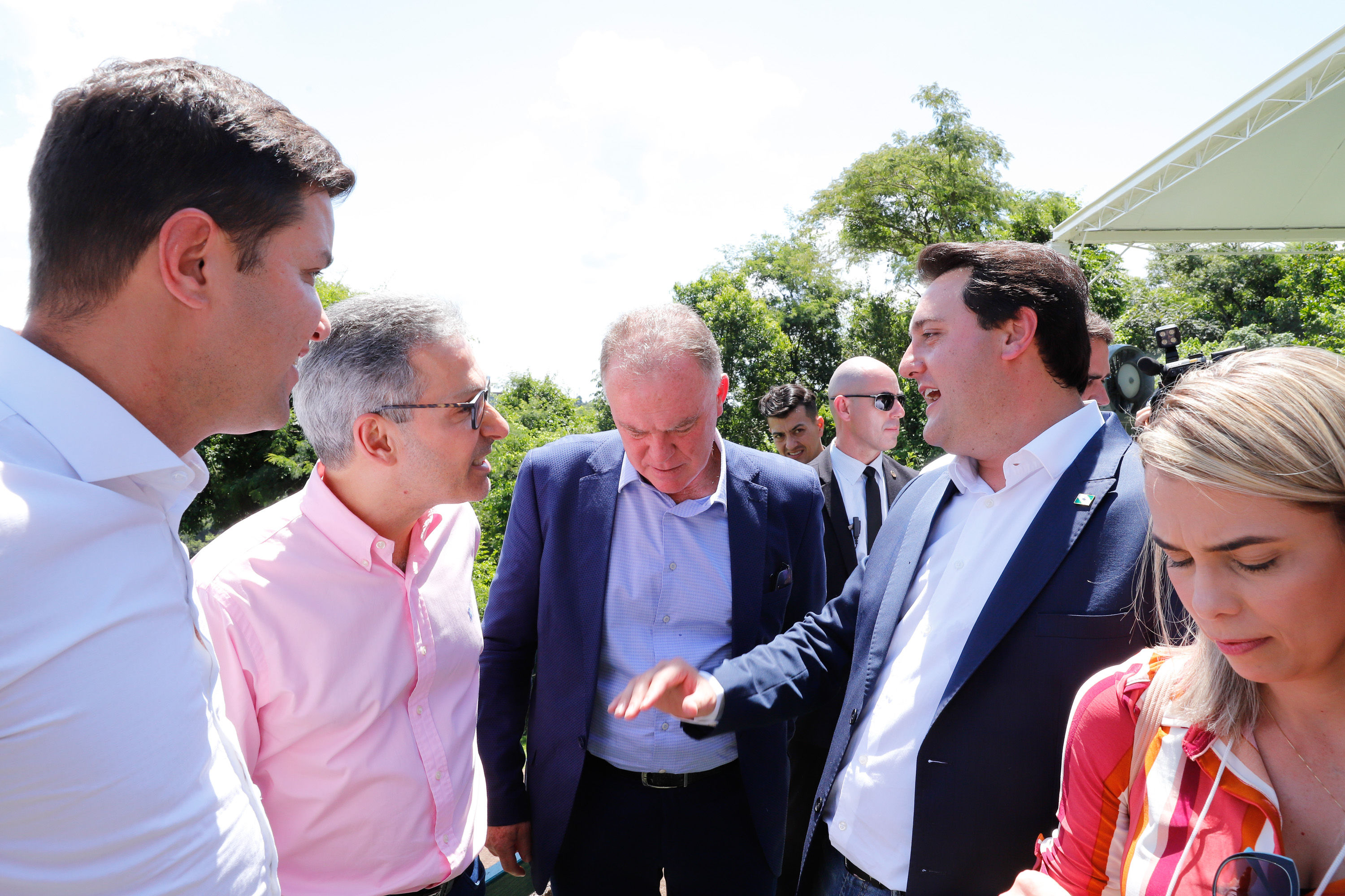 Compromisso com o desenvolvimento sustentável, reformas estruturantes, proteção das fronteiras e um pedido para que o governo federal dê suporte aos estados para um possível enfrentamento ao coronavírus estão entre os principais pontos da Carta de Foz do Iguaçu. O documento final do encontro do Consórcio de Integração Sul e Sudeste (Cosud) foi apresentado neste sábado (29) pelos governadores das duas regiões, durante uma coletiva de imprensa no Parque Nacional do Iguaçu.