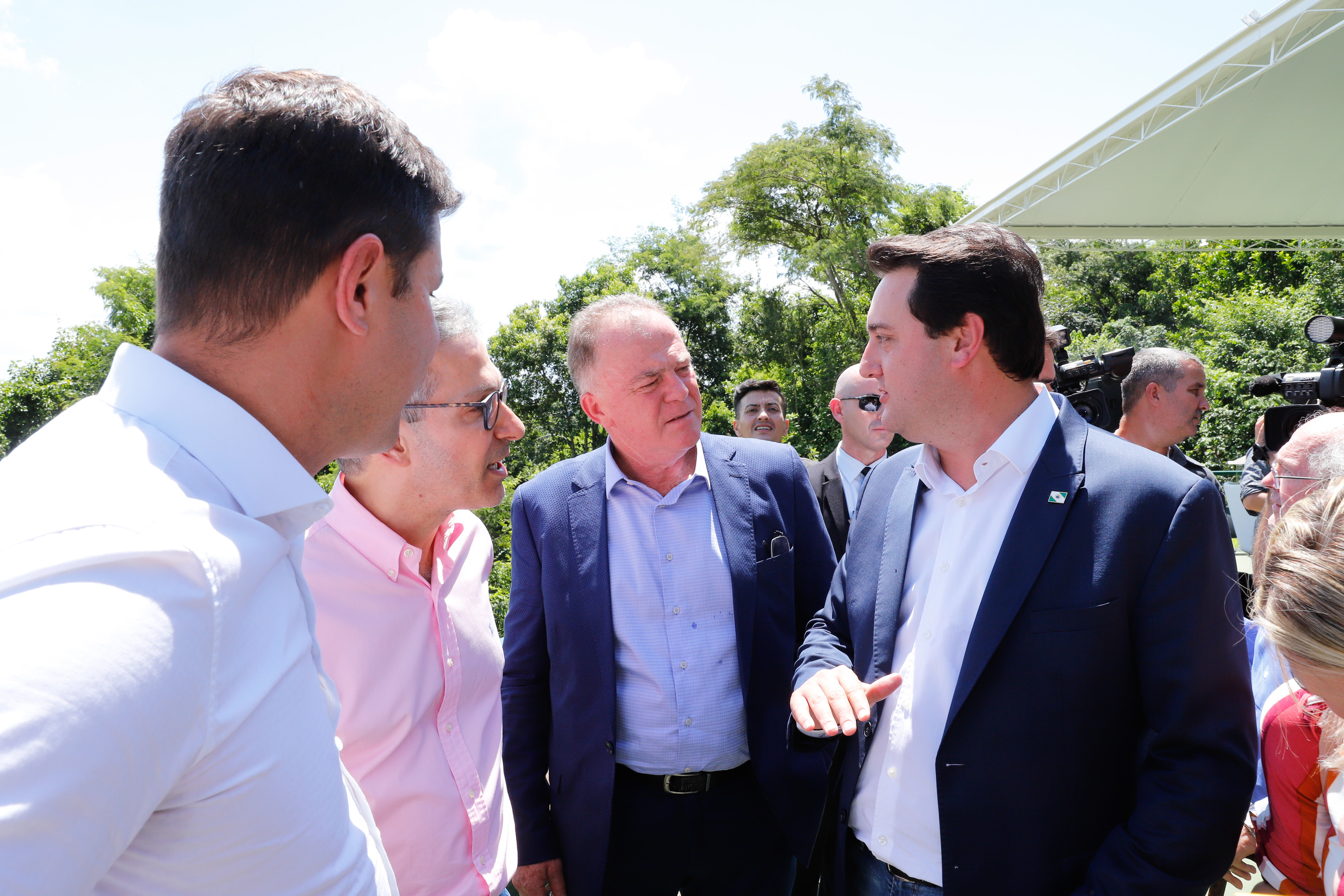 Compromisso com o desenvolvimento sustentável, reformas estruturantes, proteção das fronteiras e um pedido para que o governo federal dê suporte aos estados para um possível enfrentamento ao coronavírus estão entre os principais pontos da Carta de Foz do Iguaçu. O documento final do encontro do Consórcio de Integração Sul e Sudeste (Cosud) foi apresentado neste sábado (29) pelos governadores das duas regiões, durante uma coletiva de imprensa no Parque Nacional do Iguaçu.