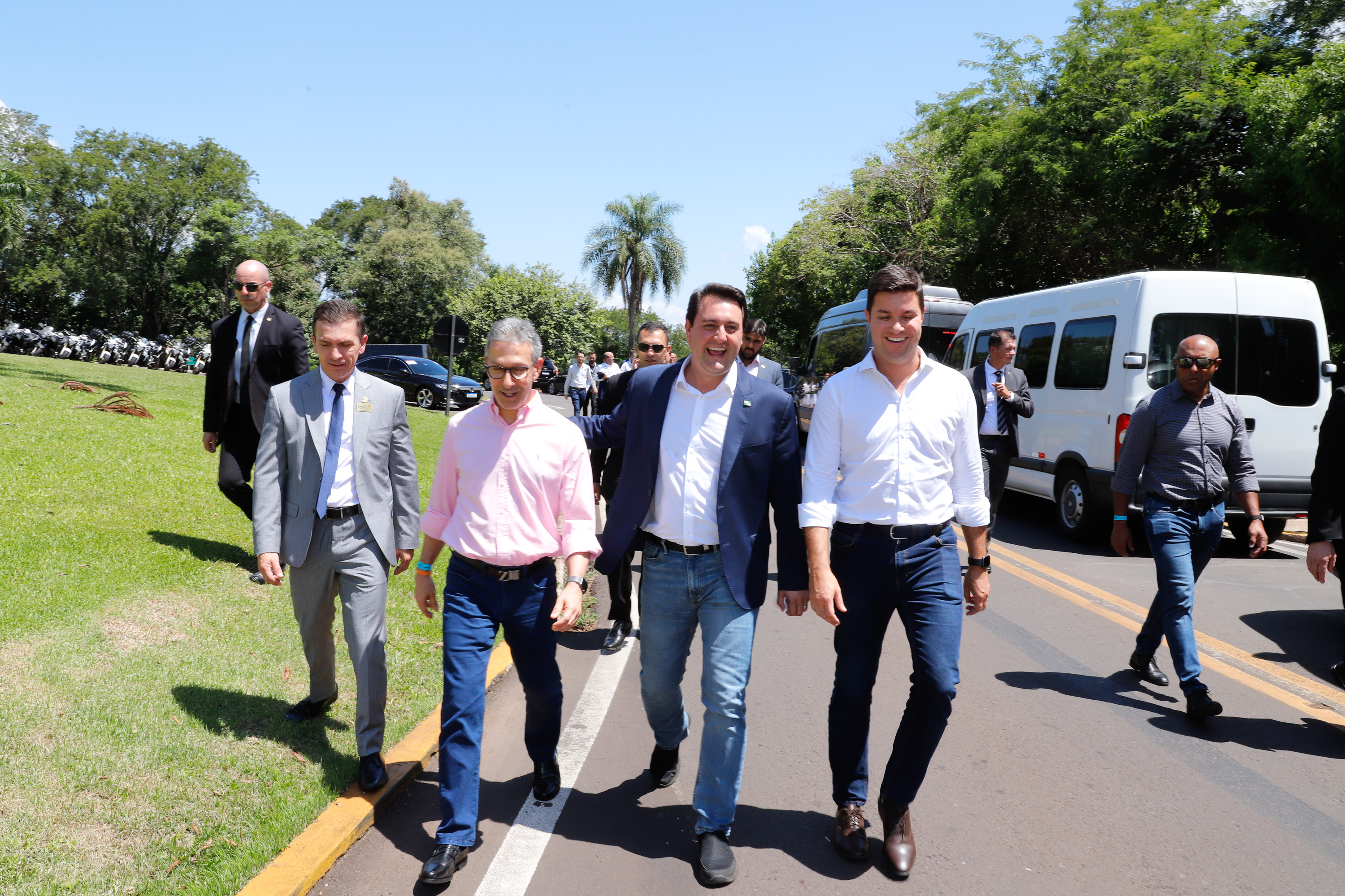 Compromisso com o desenvolvimento sustentável, reformas estruturantes, proteção das fronteiras e um pedido para que o governo federal dê suporte aos estados para um possível enfrentamento ao coronavírus estão entre os principais pontos da Carta de Foz do Iguaçu. O documento final do encontro do Consórcio de Integração Sul e Sudeste (Cosud) foi apresentado neste sábado (29) pelos governadores das duas regiões, durante uma coletiva de imprensa no Parque Nacional do Iguaçu.