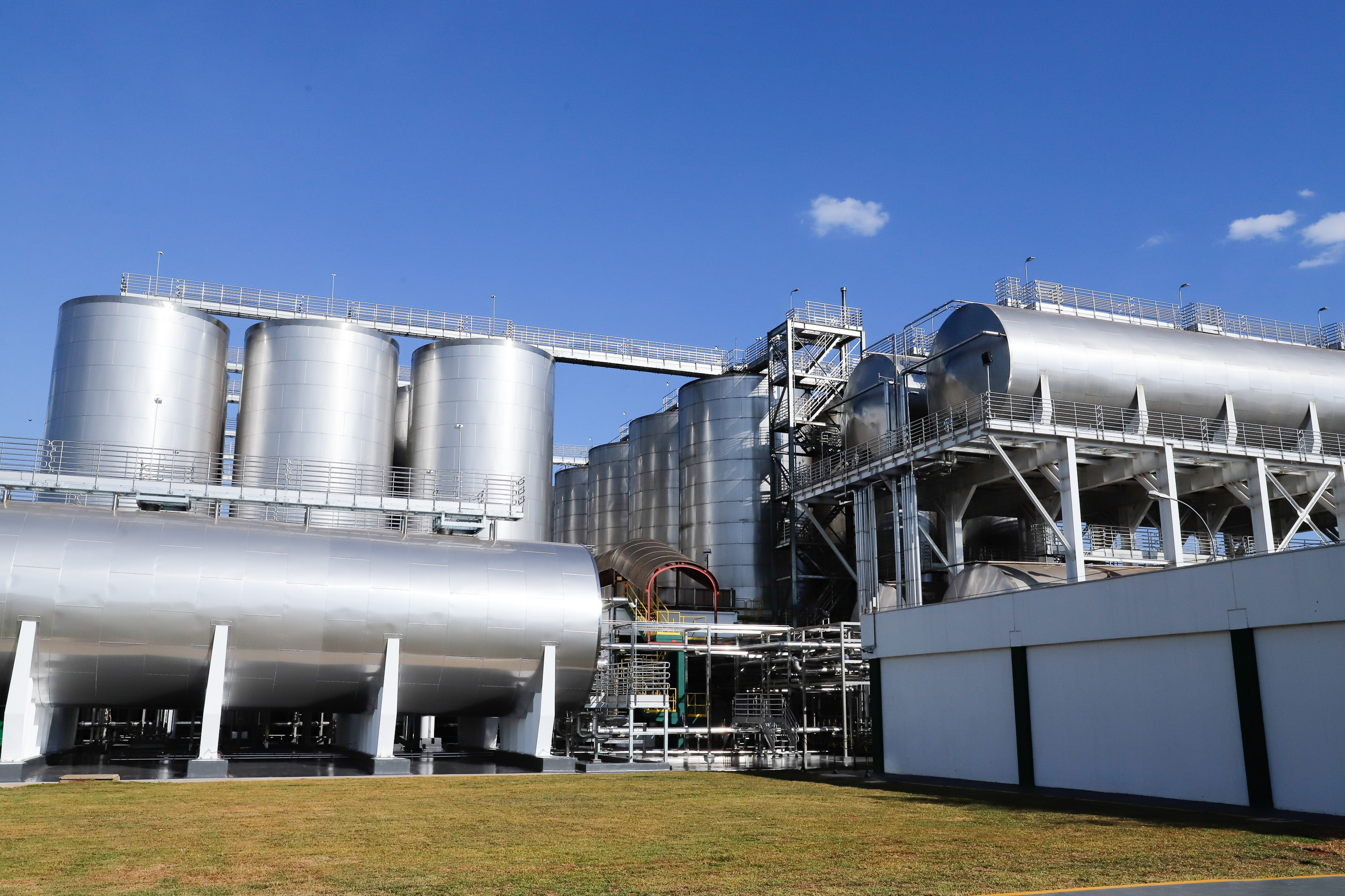 O Grupo Heineken confirmou novos investimentos no Paraná. Em cerimônia com o governador Carlos Massa Ratinho Junior, nesta quarta-feira (11), na unidade da indústria, em Ponta Grossa, a cervejaria anunciou que vai destinar R$ 865 milhões até 2021 para a ampliação da produção da planta, concentrada em rótulos como Heineken e Amstel. Serão 600 novos empregos entre diretos e indiretos.