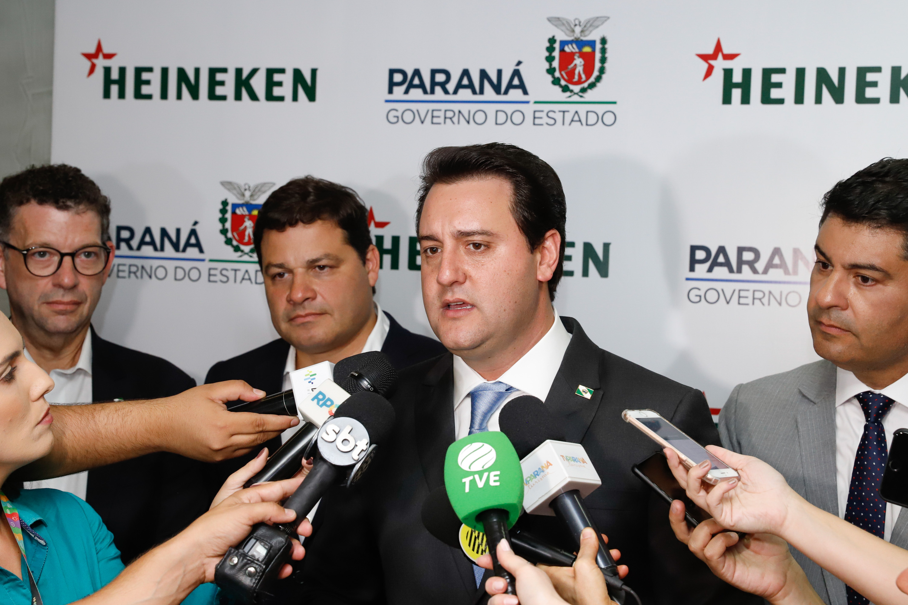 O Grupo Heineken confirmou novos investimentos no Paraná. Em cerimônia com o governador Carlos Massa Ratinho Junior, nesta quarta-feira (11), na unidade da indústria, em Ponta Grossa, a cervejaria anunciou que vai destinar R$ 865 milhões até 2021 para a ampliação da produção da planta, concentrada em rótulos como Heineken e Amstel. Serão 600 novos empregos entre diretos e indiretos.