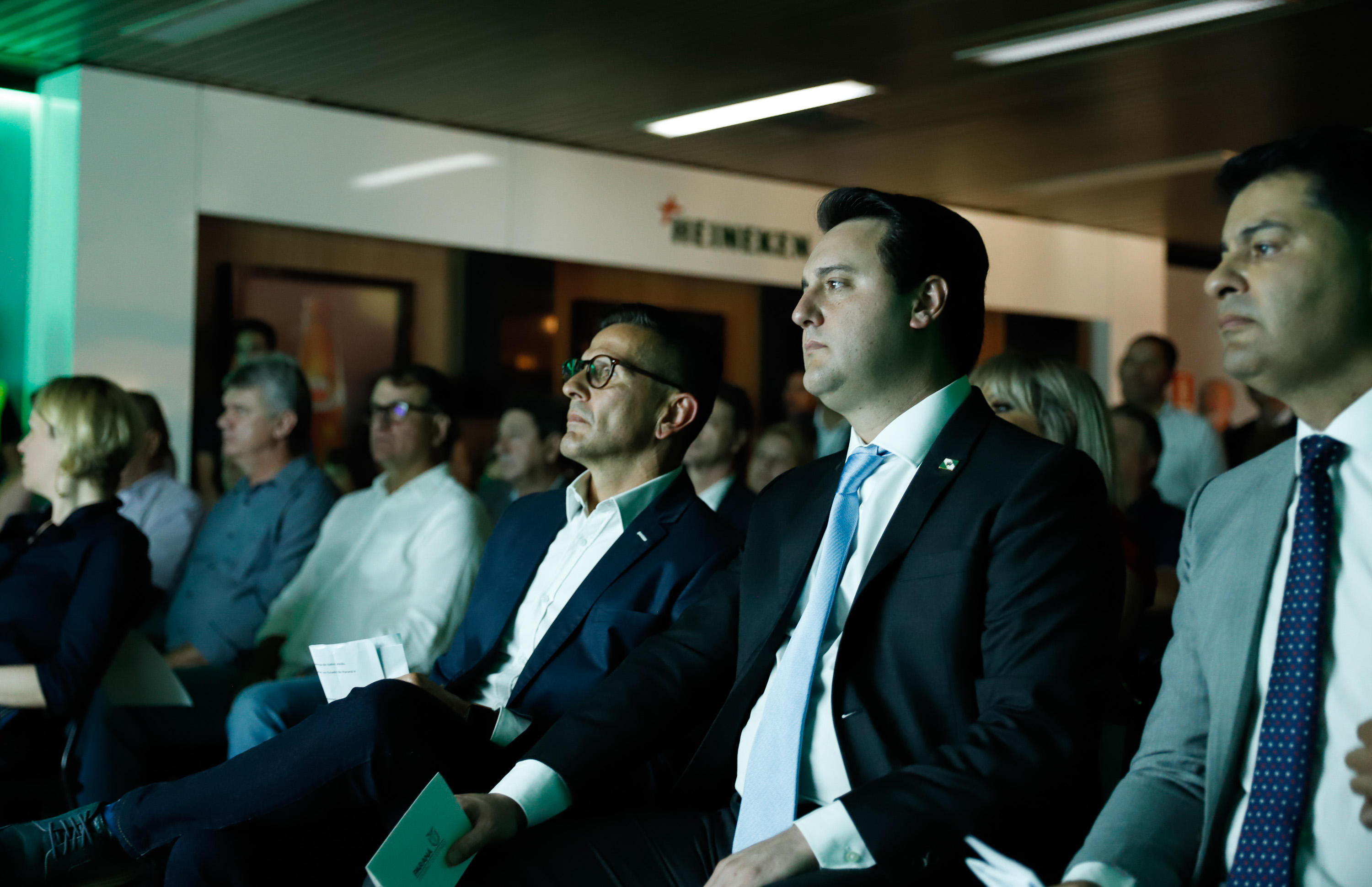 O Grupo Heineken confirmou novos investimentos no Paraná. Em cerimônia com o governador Carlos Massa Ratinho Junior, nesta quarta-feira (11), na unidade da indústria, em Ponta Grossa, a cervejaria anunciou que vai destinar R$ 865 milhões até 2021 para a ampliação da produção da planta, concentrada em rótulos como Heineken e Amstel. Serão 600 novos empregos entre diretos e indiretos.