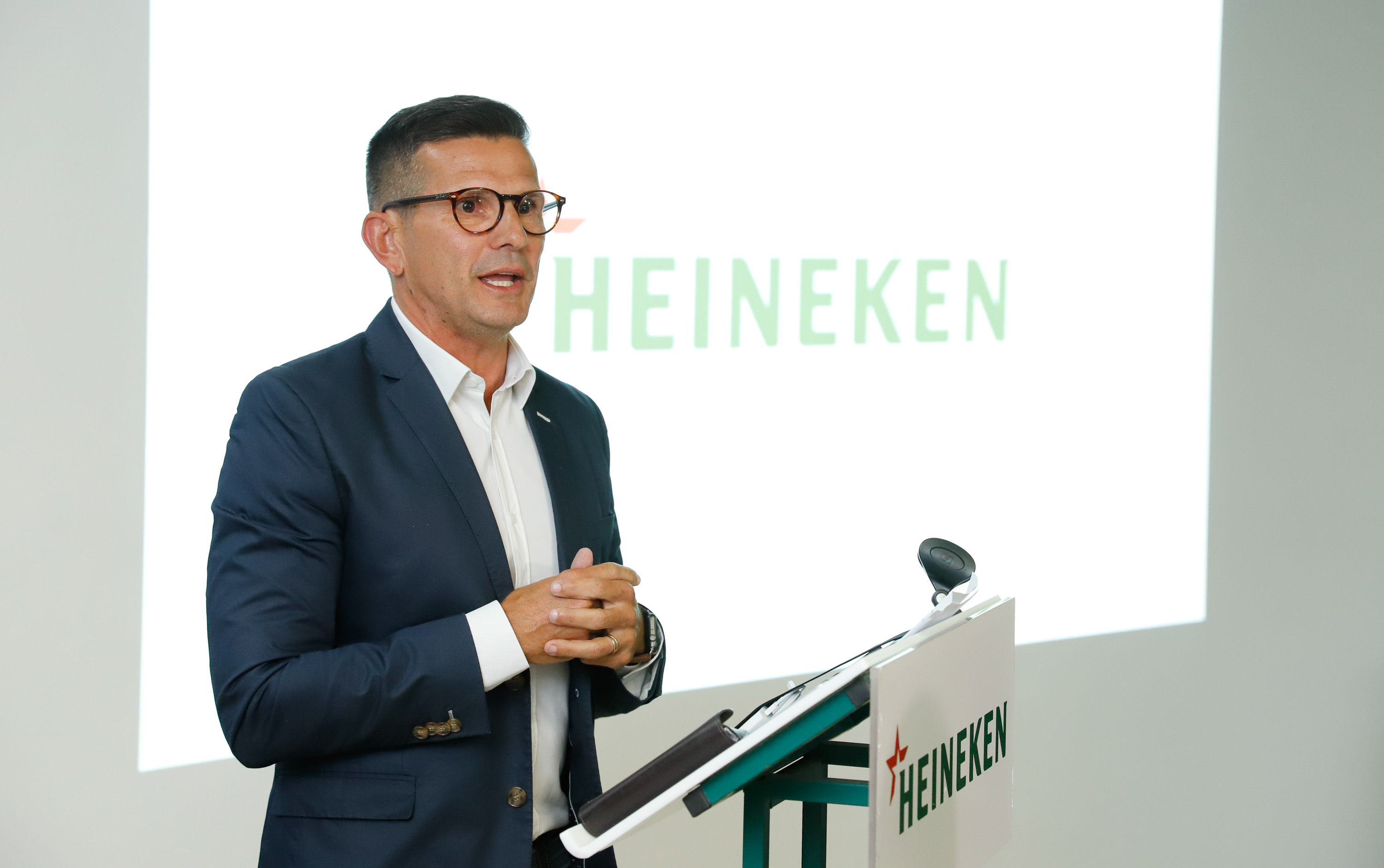 O Grupo Heineken confirmou novos investimentos no Paraná. Em cerimônia com o governador Carlos Massa Ratinho Junior, nesta quarta-feira (11), na unidade da indústria, em Ponta Grossa, a cervejaria anunciou que vai destinar R$ 865 milhões até 2021 para a ampliação da produção da planta, concentrada em rótulos como Heineken e Amstel. Serão 600 novos empregos entre diretos e indiretos.