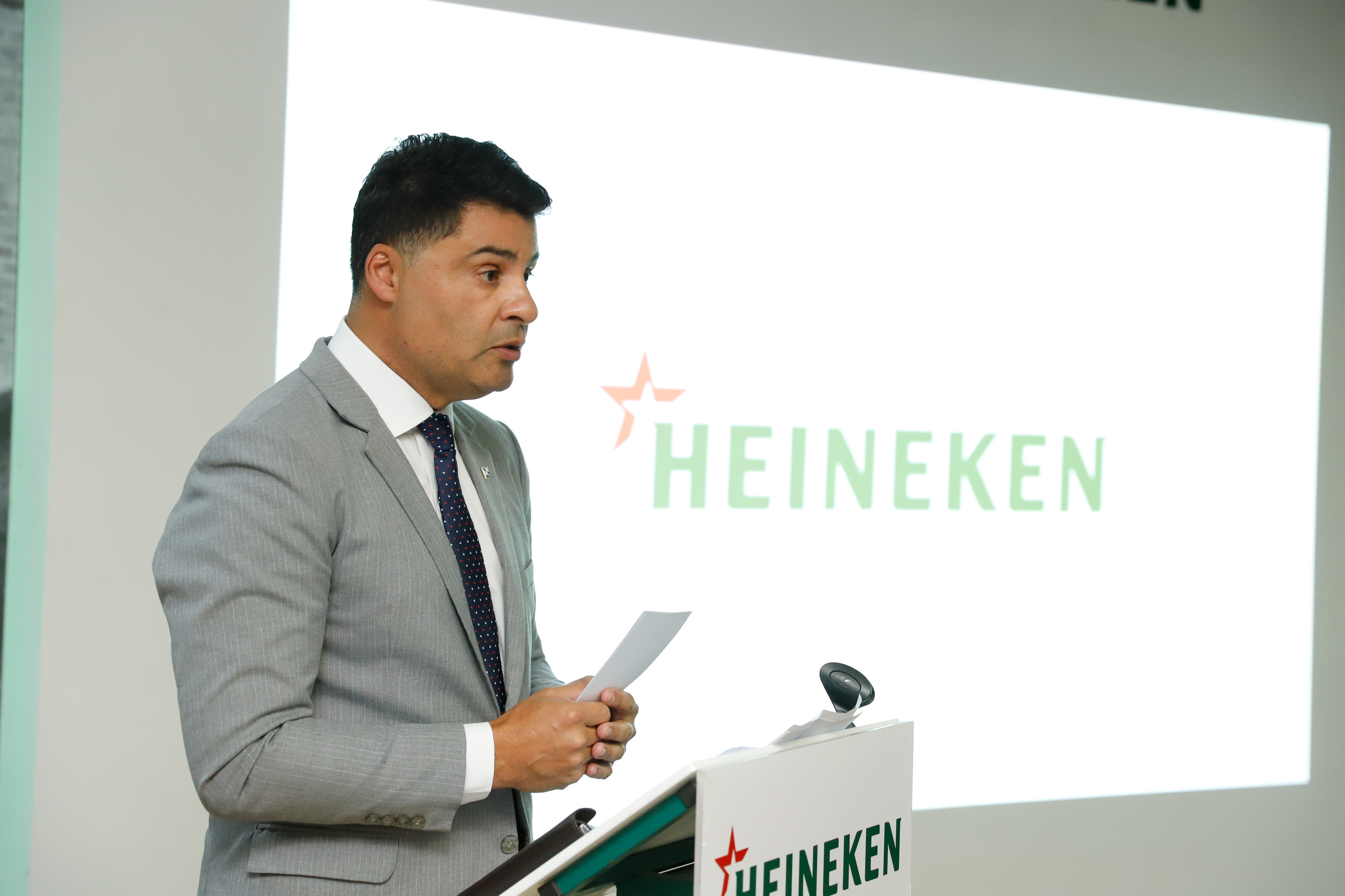 O Grupo Heineken confirmou novos investimentos no Paraná. Em cerimônia com o governador Carlos Massa Ratinho Junior, nesta quarta-feira (11), na unidade da indústria, em Ponta Grossa, a cervejaria anunciou que vai destinar R$ 865 milhões até 2021 para a ampliação da produção da planta, concentrada em rótulos como Heineken e Amstel. Serão 600 novos empregos entre diretos e indiretos.