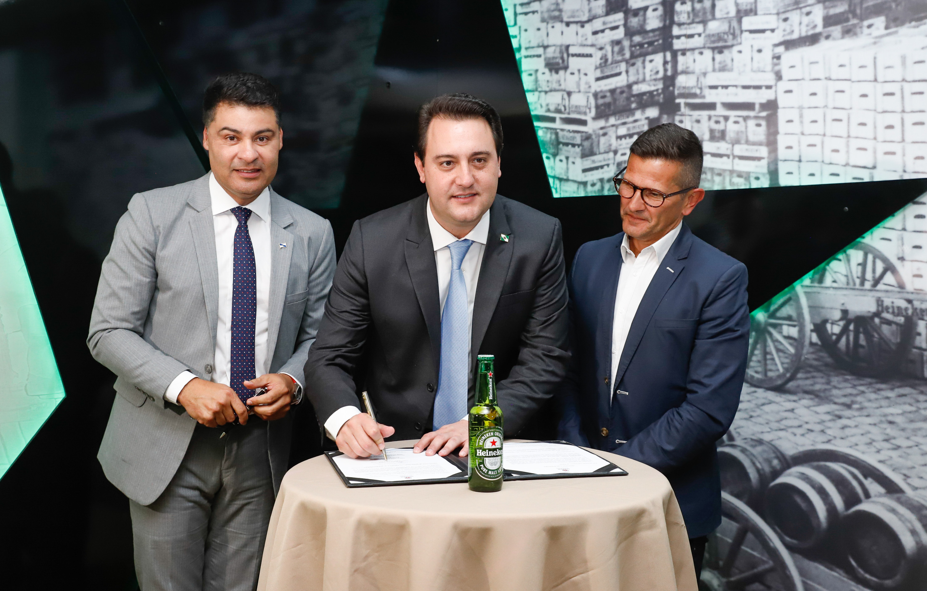 O Grupo Heineken confirmou novos investimentos no Paraná. Em cerimônia com o governador Carlos Massa Ratinho Junior, nesta quarta-feira (11), na unidade da indústria, em Ponta Grossa, a cervejaria anunciou que vai destinar R$ 865 milhões até 2021 para a ampliação da produção da planta, concentrada em rótulos como Heineken e Amstel. Serão 600 novos empregos entre diretos e indiretos.