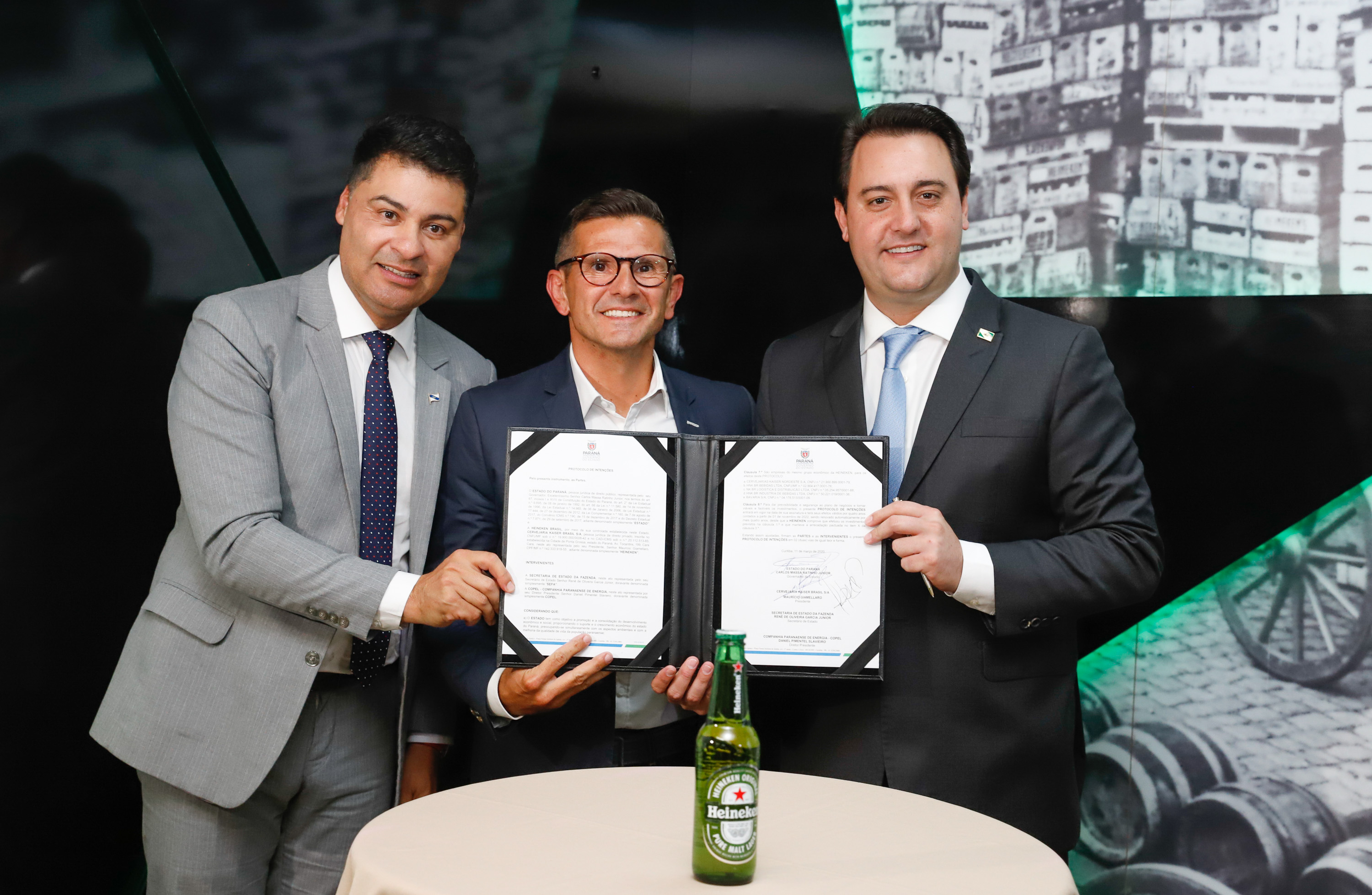 O Grupo Heineken confirmou novos investimentos no Paraná. Em cerimônia com o governador Carlos Massa Ratinho Junior, nesta quarta-feira (11), na unidade da indústria, em Ponta Grossa, a cervejaria anunciou que vai destinar R$ 865 milhões até 2021 para a ampliação da produção da planta, concentrada em rótulos como Heineken e Amstel. Serão 600 novos empregos entre diretos e indiretos.