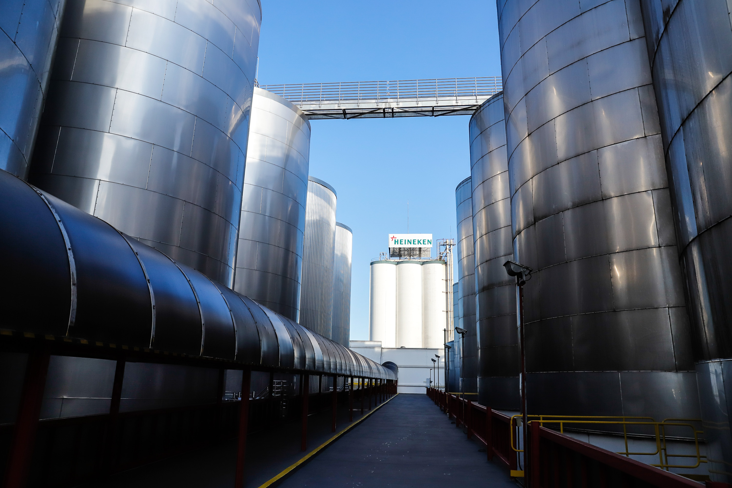 O Grupo Heineken confirmou novos investimentos no Paraná. Em cerimônia com o governador Carlos Massa Ratinho Junior, nesta quarta-feira (11), na unidade da indústria, em Ponta Grossa, a cervejaria anunciou que vai destinar R$ 865 milhões até 2021 para a ampliação da produção da planta, concentrada em rótulos como Heineken e Amstel. Serão 600 novos empregos entre diretos e indiretos.