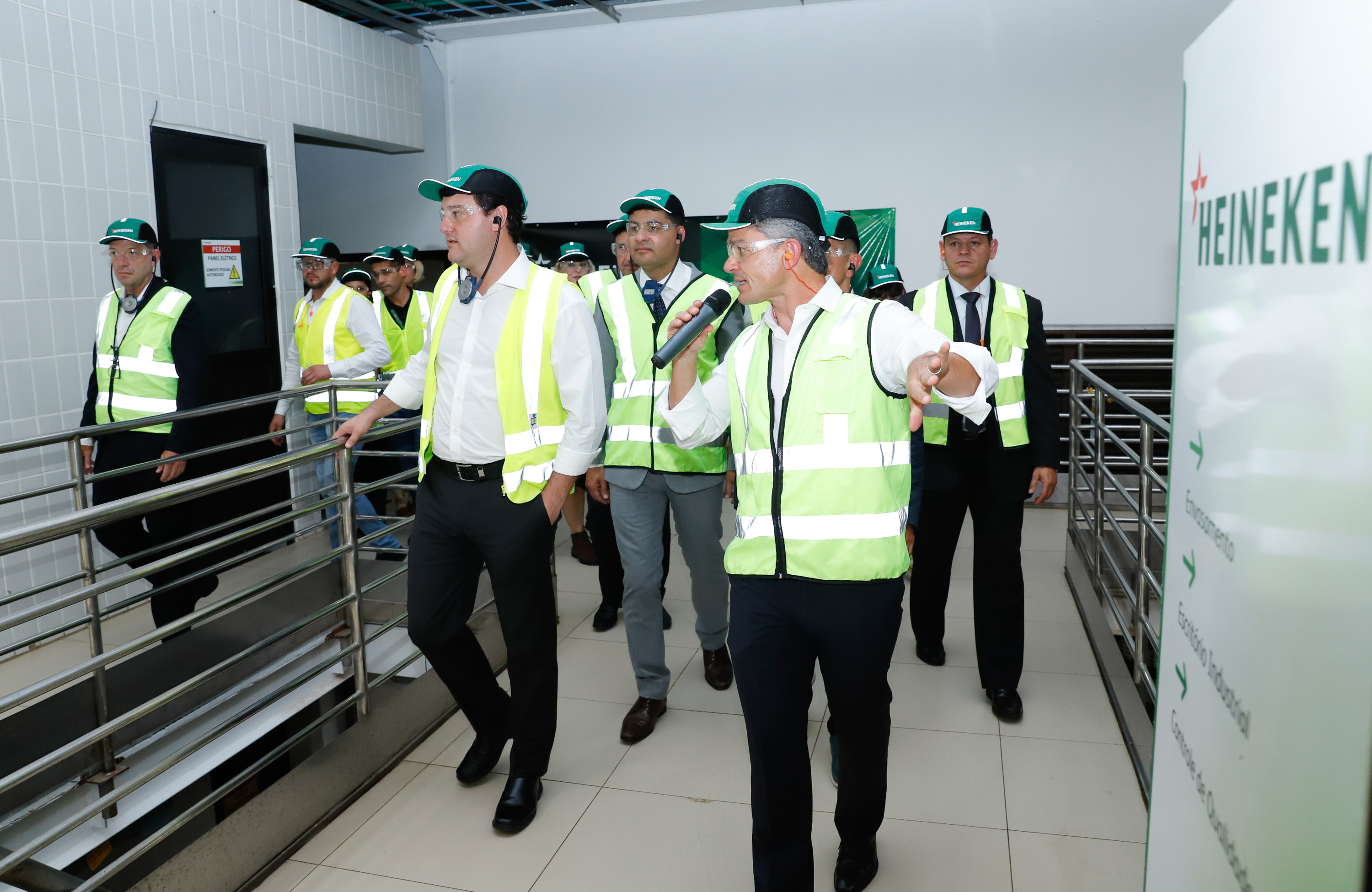 O Grupo Heineken confirmou novos investimentos no Paraná. Em cerimônia com o governador Carlos Massa Ratinho Junior, nesta quarta-feira (11), na unidade da indústria, em Ponta Grossa, a cervejaria anunciou que vai destinar R$ 865 milhões até 2021 para a ampliação da produção da planta, concentrada em rótulos como Heineken e Amstel. Serão 600 novos empregos entre diretos e indiretos.