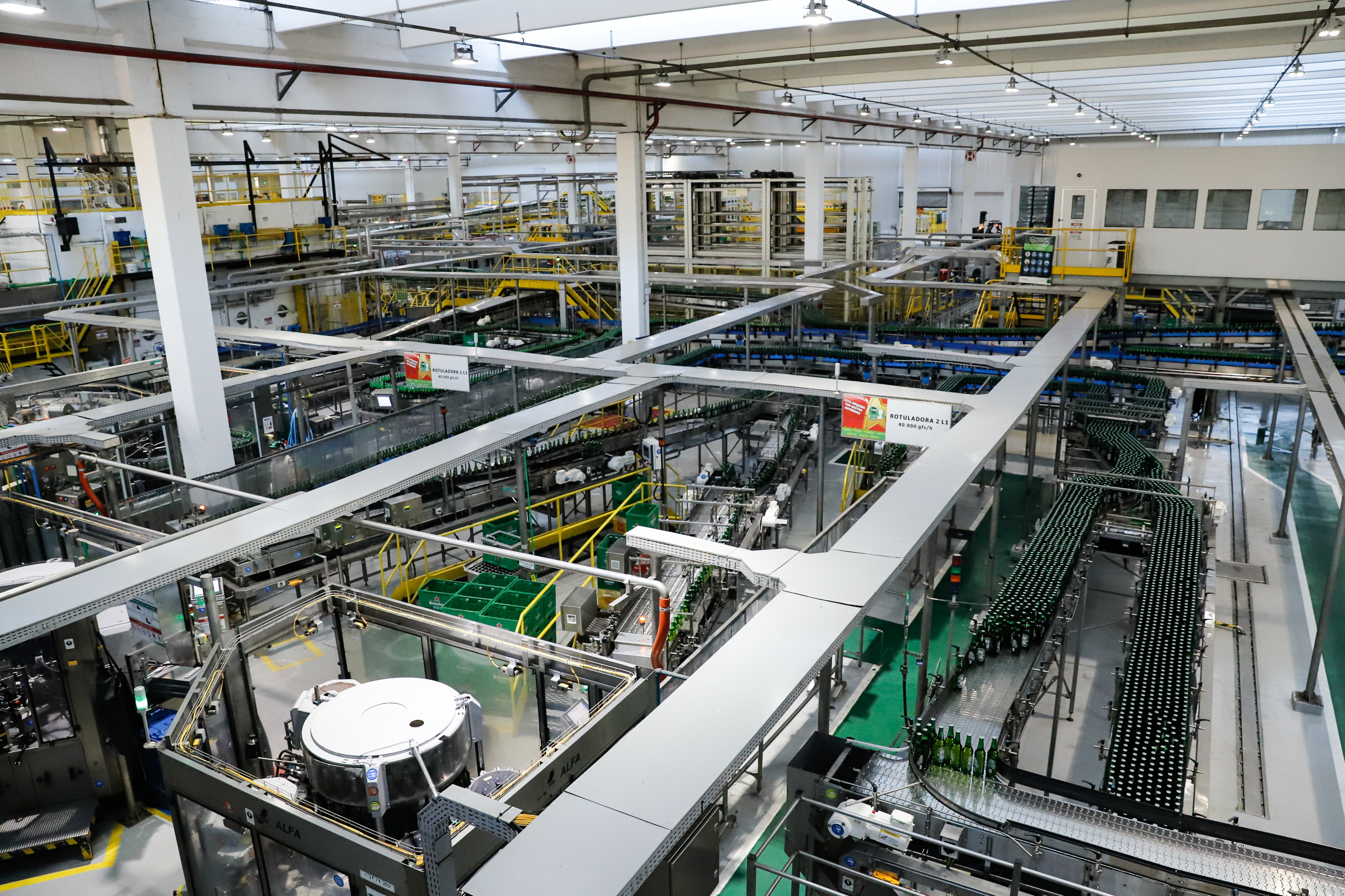 O Grupo Heineken confirmou novos investimentos no Paraná. Em cerimônia com o governador Carlos Massa Ratinho Junior, nesta quarta-feira (11), na unidade da indústria, em Ponta Grossa, a cervejaria anunciou que vai destinar R$ 865 milhões até 2021 para a ampliação da produção da planta, concentrada em rótulos como Heineken e Amstel. Serão 600 novos empregos entre diretos e indiretos.