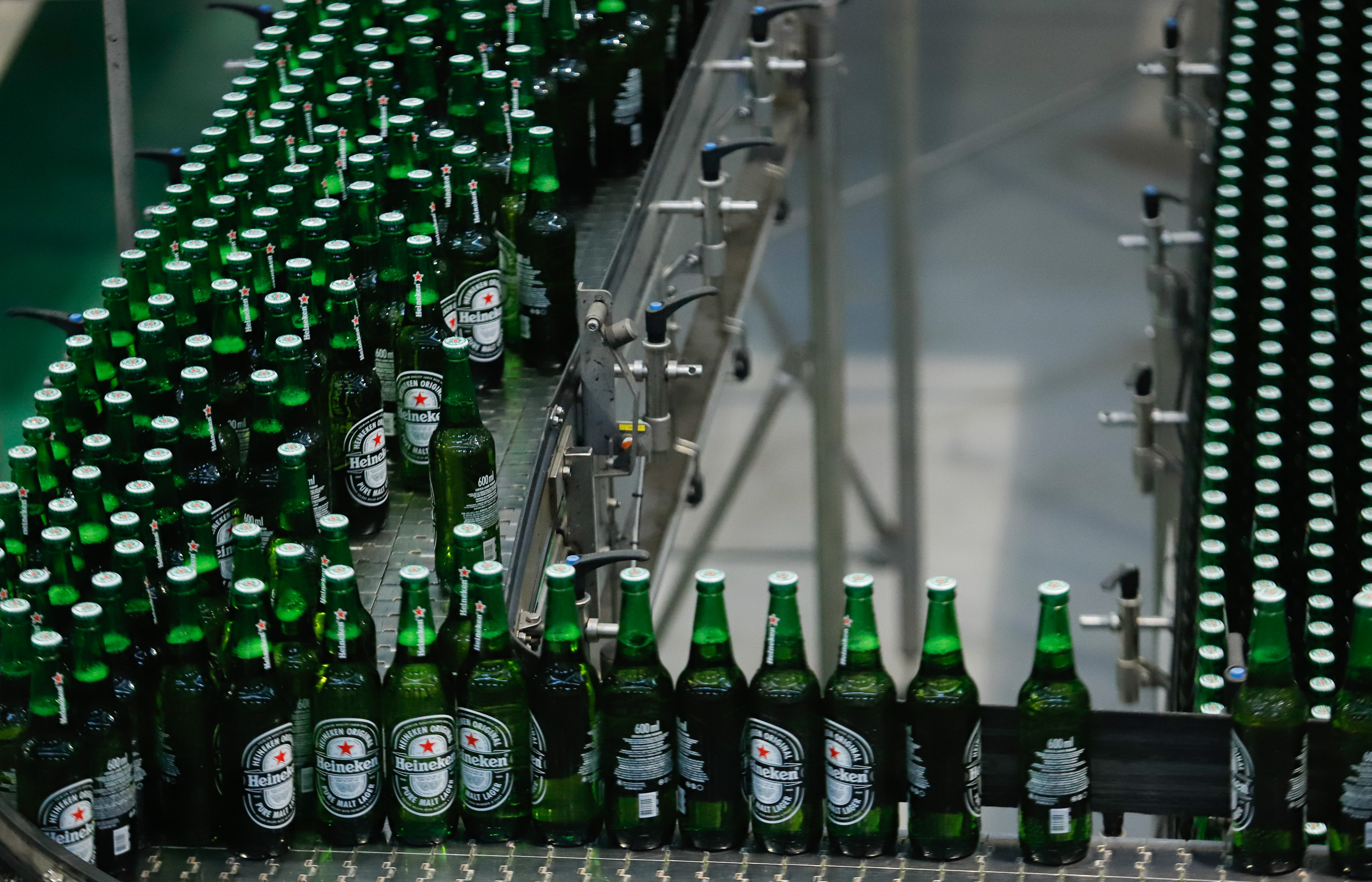 O Grupo Heineken confirmou novos investimentos no Paraná. Em cerimônia com o governador Carlos Massa Ratinho Junior, nesta quarta-feira (11), na unidade da indústria, em Ponta Grossa, a cervejaria anunciou que vai destinar R$ 865 milhões até 2021 para a ampliação da produção da planta, concentrada em rótulos como Heineken e Amstel. Serão 600 novos empregos entre diretos e indiretos.