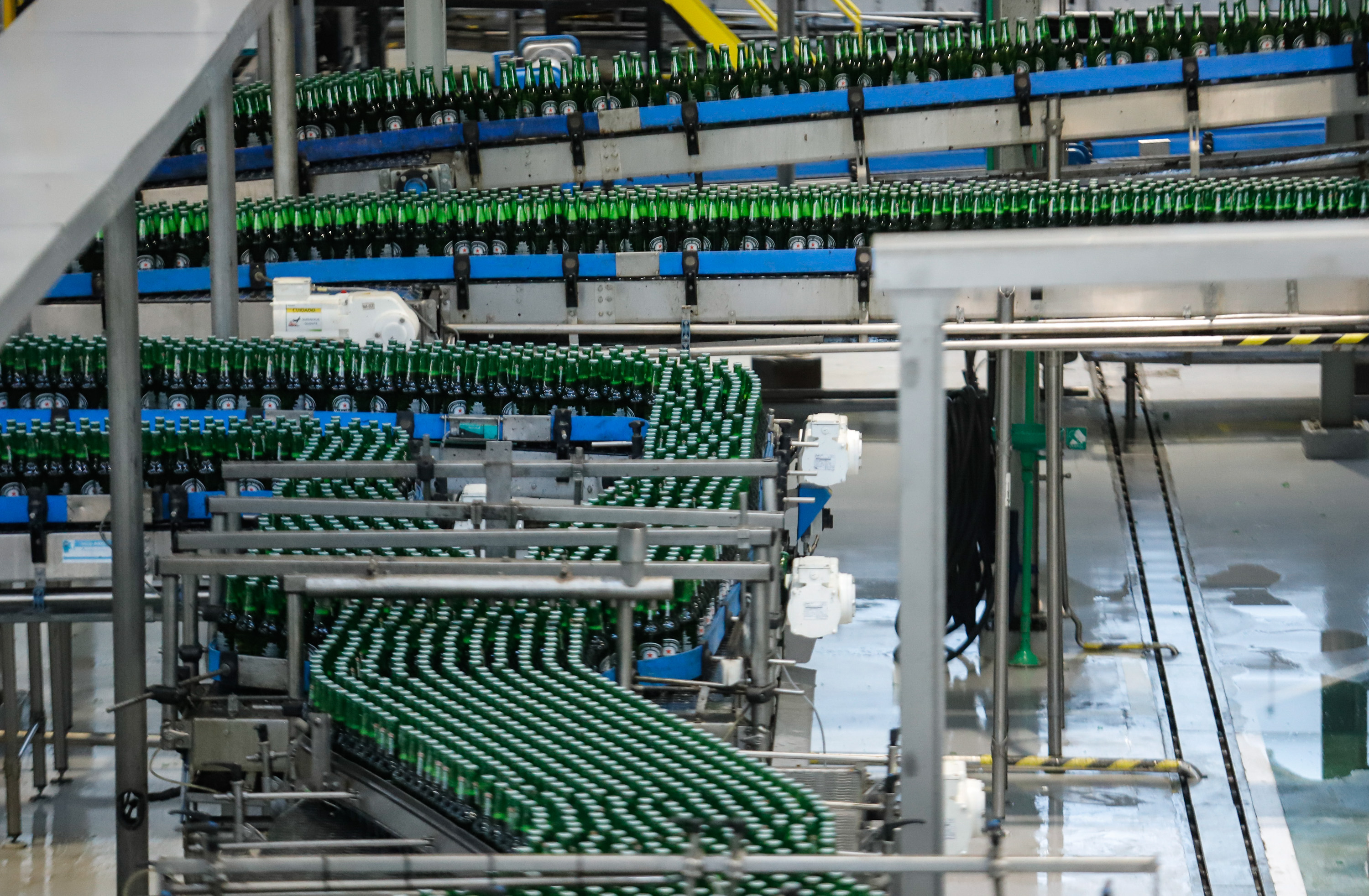 O Grupo Heineken confirmou novos investimentos no Paraná. Em cerimônia com o governador Carlos Massa Ratinho Junior, nesta quarta-feira (11), na unidade da indústria, em Ponta Grossa, a cervejaria anunciou que vai destinar R$ 865 milhões até 2021 para a ampliação da produção da planta, concentrada em rótulos como Heineken e Amstel. Serão 600 novos empregos entre diretos e indiretos.