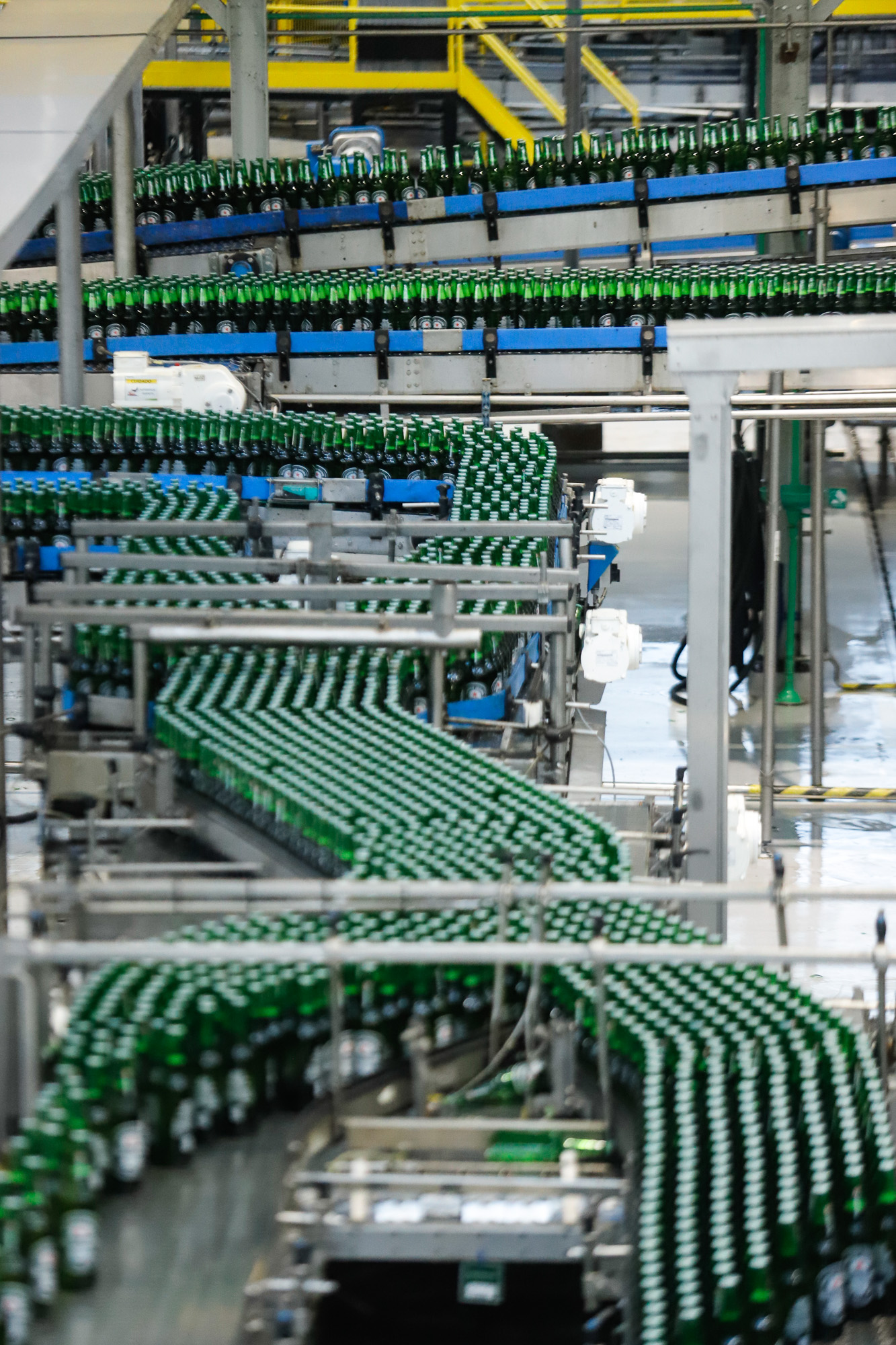 O Grupo Heineken confirmou novos investimentos no Paraná. Em cerimônia com o governador Carlos Massa Ratinho Junior, nesta quarta-feira (11), na unidade da indústria, em Ponta Grossa, a cervejaria anunciou que vai destinar R$ 865 milhões até 2021 para a ampliação da produção da planta, concentrada em rótulos como Heineken e Amstel. Serão 600 novos empregos entre diretos e indiretos.