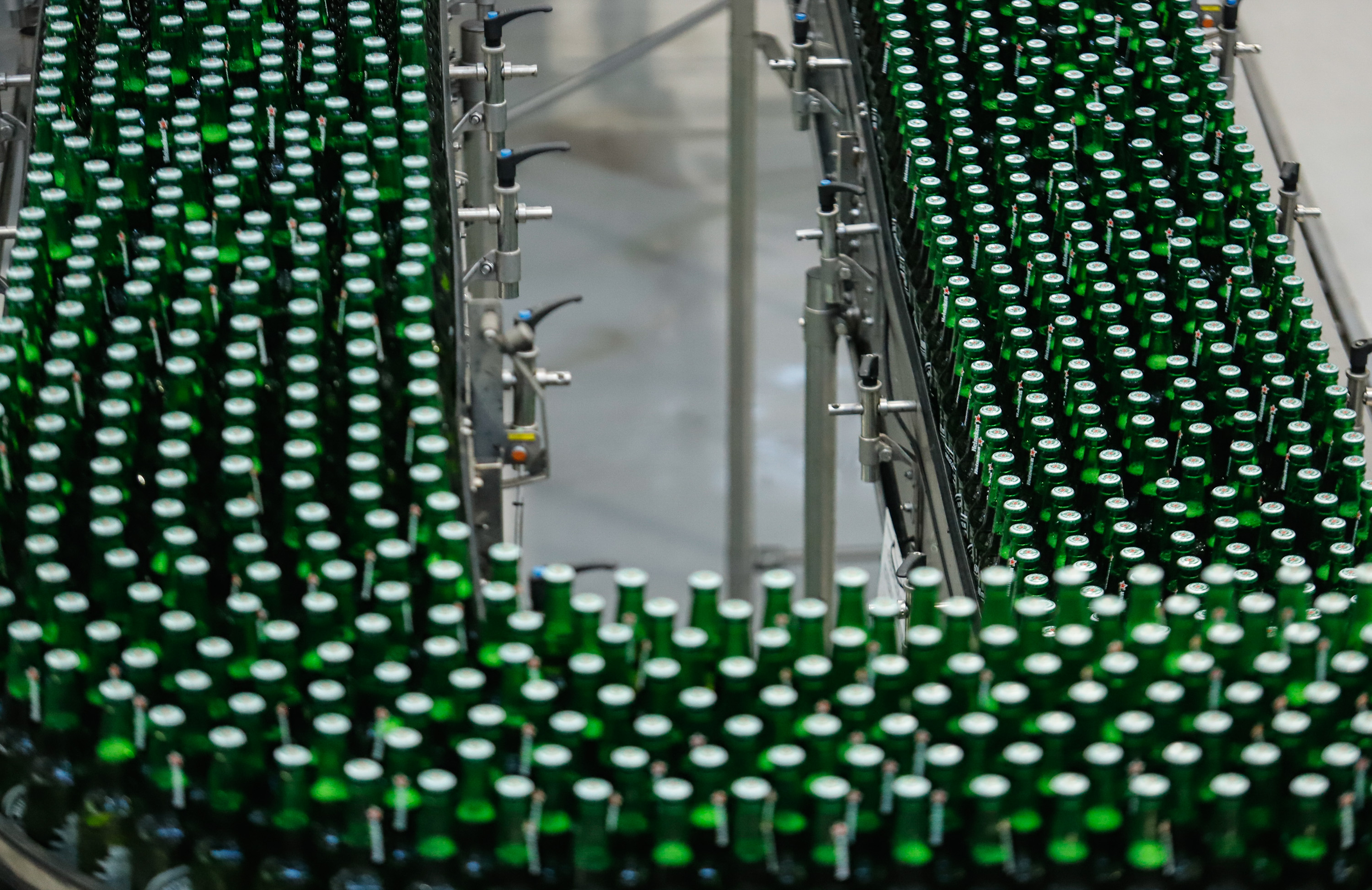 O Grupo Heineken confirmou novos investimentos no Paraná. Em cerimônia com o governador Carlos Massa Ratinho Junior, nesta quarta-feira (11), na unidade da indústria, em Ponta Grossa, a cervejaria anunciou que vai destinar R$ 865 milhões até 2021 para a ampliação da produção da planta, concentrada em rótulos como Heineken e Amstel. Serão 600 novos empregos entre diretos e indiretos.