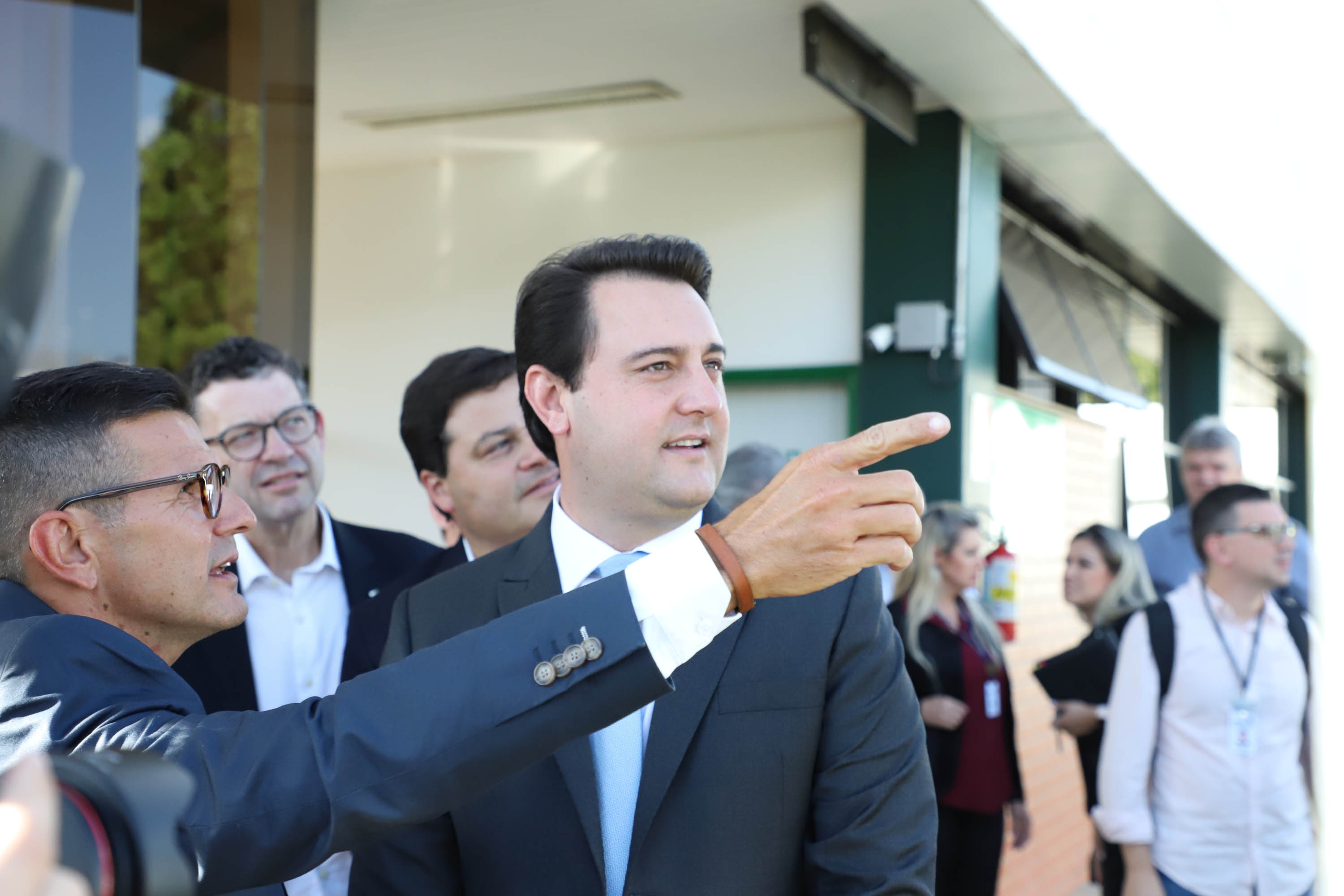 O Grupo Heineken confirmou novos investimentos no Paraná. Em cerimônia com o governador Carlos Massa Ratinho Junior, nesta quarta-feira (11), na sede da indústria, em Ponta Grossa, a cervejaria anunciou que vai destinar R$ 865 milhões até 2021 para a ampliação da produção da planta, concentrada em rótulos como Heineken e Amstel. Serão 600 novos empregos entre diretos e indiretos. O empreendimento tem o apoio do Governo do Estado por meio do Programa Paraná Competitivo.