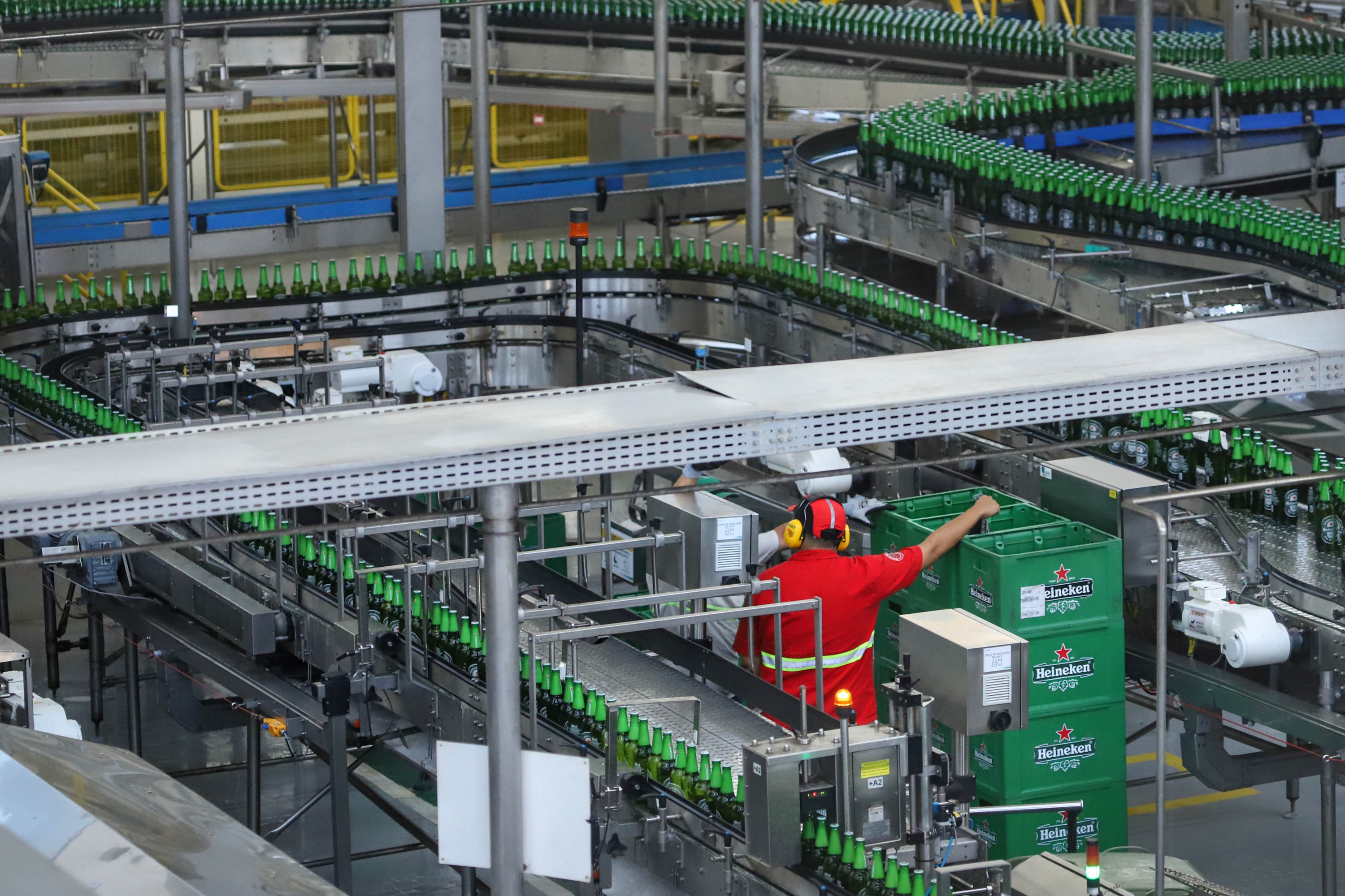 O Grupo Heineken confirmou novos investimentos no Paraná. Em cerimônia com o governador Carlos Massa Ratinho Junior, nesta quarta-feira (11), na sede da indústria, em Ponta Grossa, a cervejaria anunciou que vai destinar R$ 865 milhões até 2021 para a ampliação da produção da planta, concentrada em rótulos como Heineken e Amstel. Serão 600 novos empregos entre diretos e indiretos. O empreendimento tem o apoio do Governo do Estado por meio do Programa Paraná Competitivo.