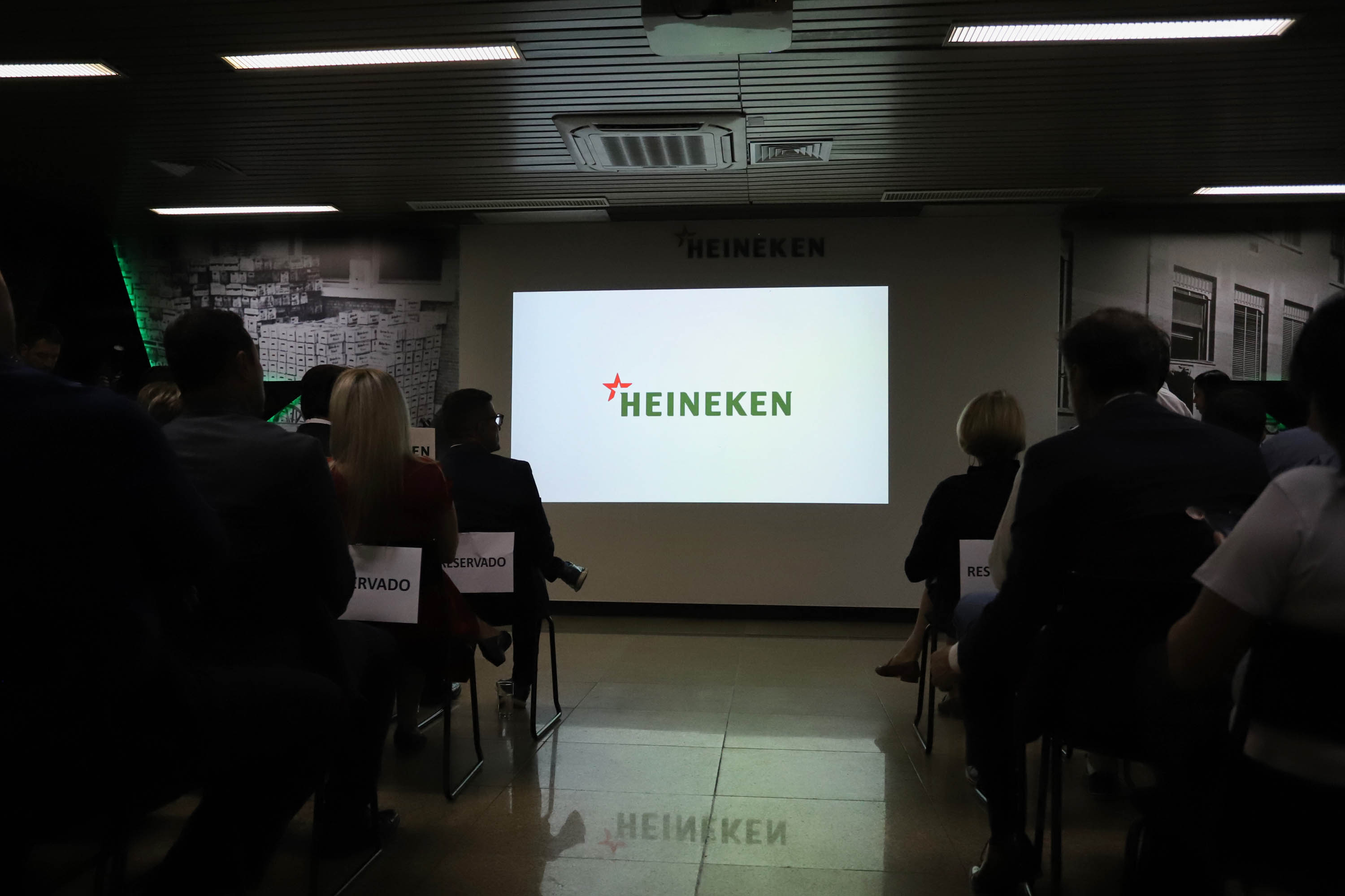 O Grupo Heineken confirmou novos investimentos no Paraná. Em cerimônia com o governador Carlos Massa Ratinho Junior, nesta quarta-feira (11), na sede da indústria, em Ponta Grossa, a cervejaria anunciou que vai destinar R$ 865 milhões até 2021 para a ampliação da produção da planta, concentrada em rótulos como Heineken e Amstel. Serão 600 novos empregos entre diretos e indiretos. O empreendimento tem o apoio do Governo do Estado por meio do Programa Paraná Competitivo.