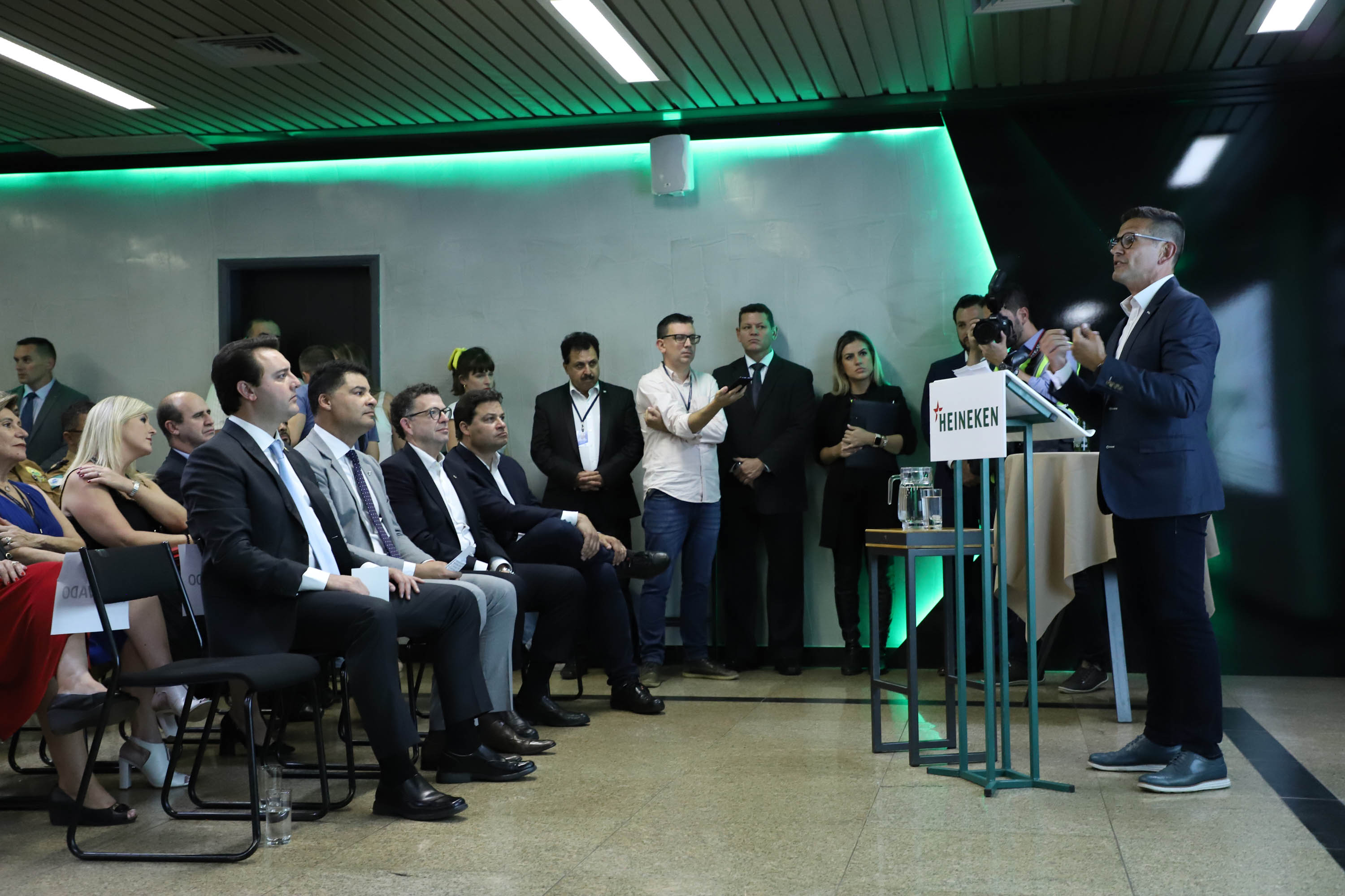 O Grupo Heineken confirmou novos investimentos no Paraná. Em cerimônia com o governador Carlos Massa Ratinho Junior, nesta quarta-feira (11), na sede da indústria, em Ponta Grossa, a cervejaria anunciou que vai destinar R$ 865 milhões até 2021 para a ampliação da produção da planta, concentrada em rótulos como Heineken e Amstel. Serão 600 novos empregos entre diretos e indiretos. O empreendimento tem o apoio do Governo do Estado por meio do Programa Paraná Competitivo.