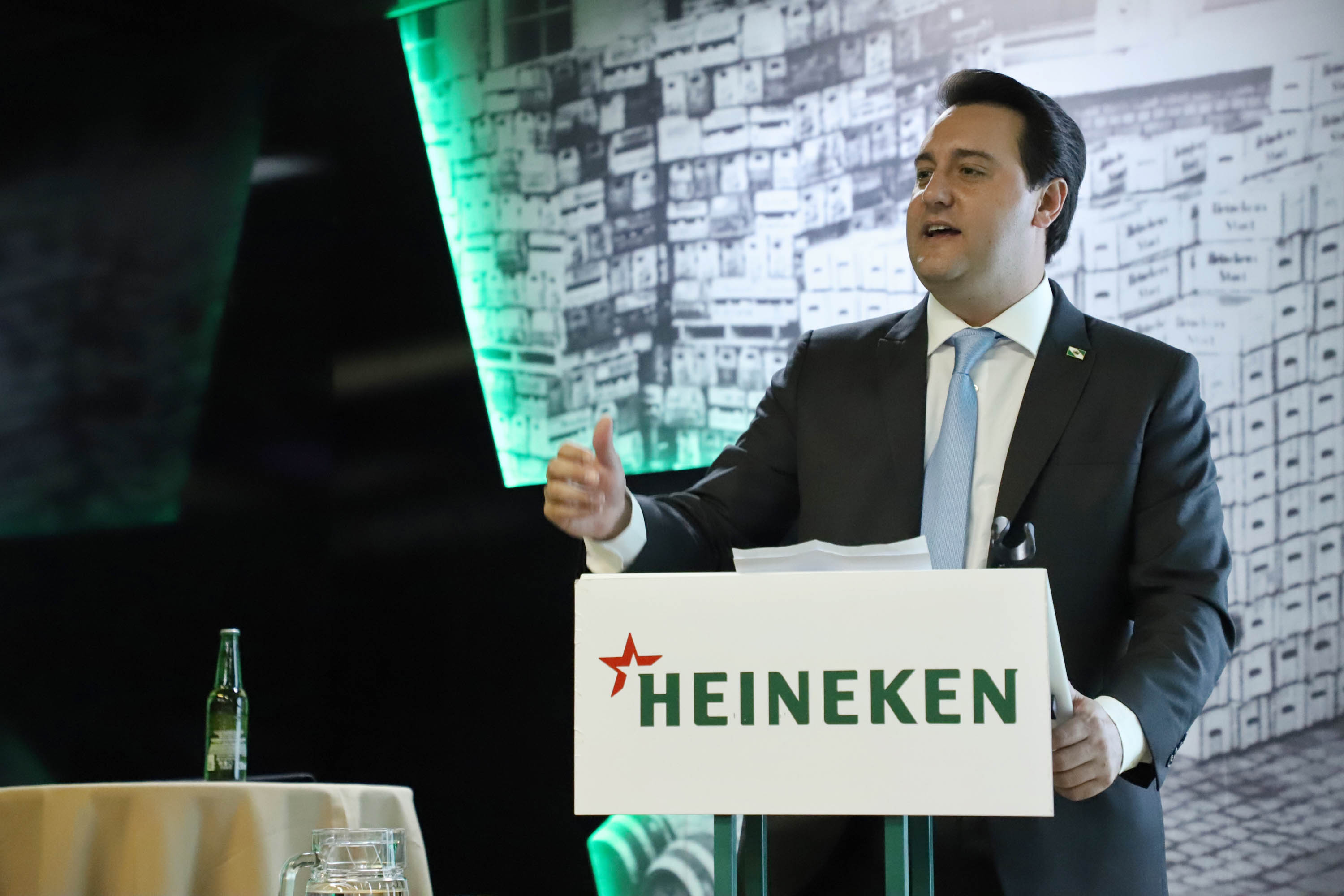O Grupo Heineken confirmou novos investimentos no Paraná. Em cerimônia com o governador Carlos Massa Ratinho Junior, nesta quarta-feira (11), na sede da indústria, em Ponta Grossa, a cervejaria anunciou que vai destinar R$ 865 milhões até 2021 para a ampliação da produção da planta, concentrada em rótulos como Heineken e Amstel. Serão 600 novos empregos entre diretos e indiretos. O empreendimento tem o apoio do Governo do Estado por meio do Programa Paraná Competitivo.