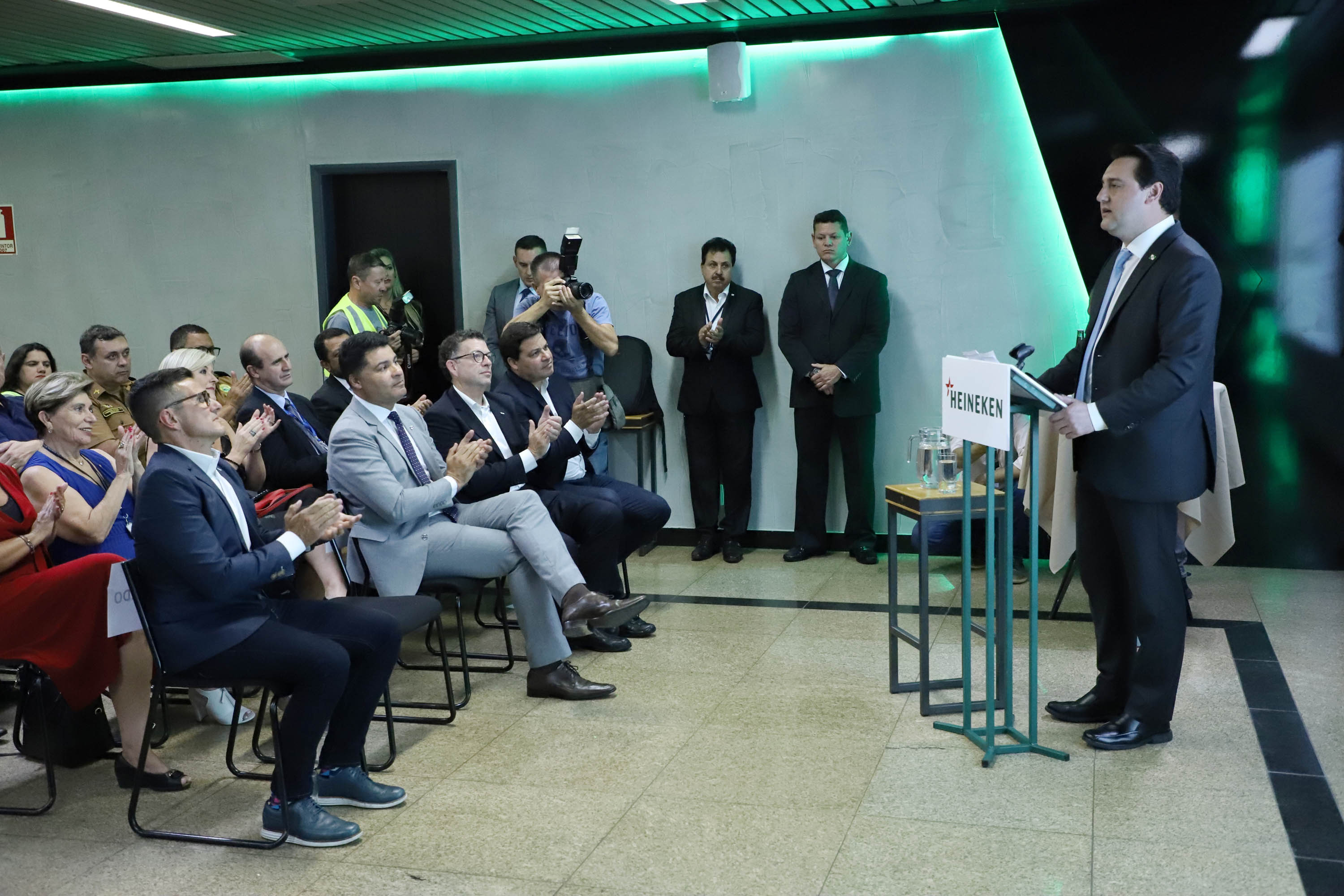 O Grupo Heineken confirmou novos investimentos no Paraná. Em cerimônia com o governador Carlos Massa Ratinho Junior, nesta quarta-feira (11), na sede da indústria, em Ponta Grossa, a cervejaria anunciou que vai destinar R$ 865 milhões até 2021 para a ampliação da produção da planta, concentrada em rótulos como Heineken e Amstel. Serão 600 novos empregos entre diretos e indiretos. O empreendimento tem o apoio do Governo do Estado por meio do Programa Paraná Competitivo.