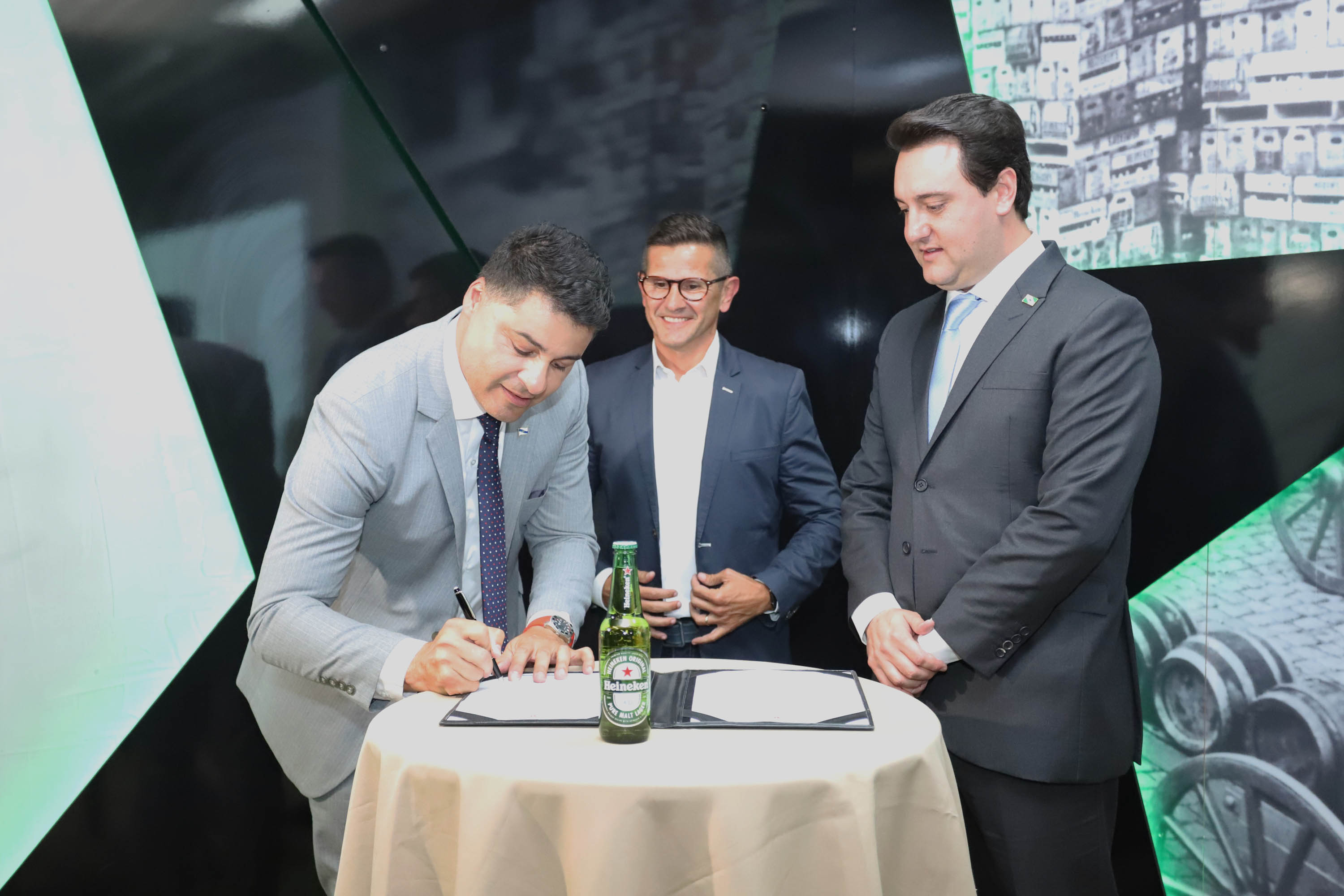 O Grupo Heineken confirmou novos investimentos no Paraná. Em cerimônia com o governador Carlos Massa Ratinho Junior, nesta quarta-feira (11), na sede da indústria, em Ponta Grossa, a cervejaria anunciou que vai destinar R$ 865 milhões até 2021 para a ampliação da produção da planta, concentrada em rótulos como Heineken e Amstel. Serão 600 novos empregos entre diretos e indiretos. O empreendimento tem o apoio do Governo do Estado por meio do Programa Paraná Competitivo.
