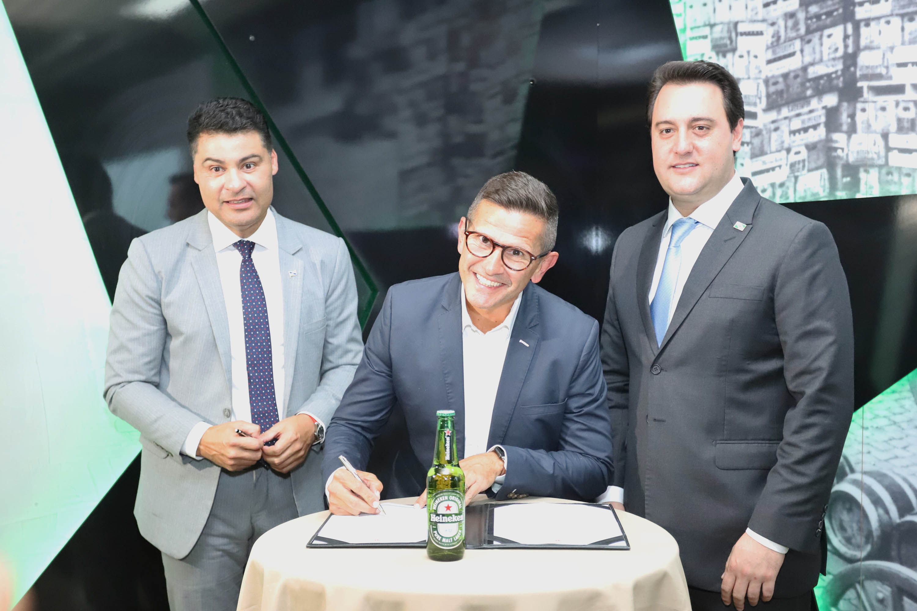 O Grupo Heineken confirmou novos investimentos no Paraná. Em cerimônia com o governador Carlos Massa Ratinho Junior, nesta quarta-feira (11), na sede da indústria, em Ponta Grossa, a cervejaria anunciou que vai destinar R$ 865 milhões até 2021 para a ampliação da produção da planta, concentrada em rótulos como Heineken e Amstel. Serão 600 novos empregos entre diretos e indiretos. O empreendimento tem o apoio do Governo do Estado por meio do Programa Paraná Competitivo.