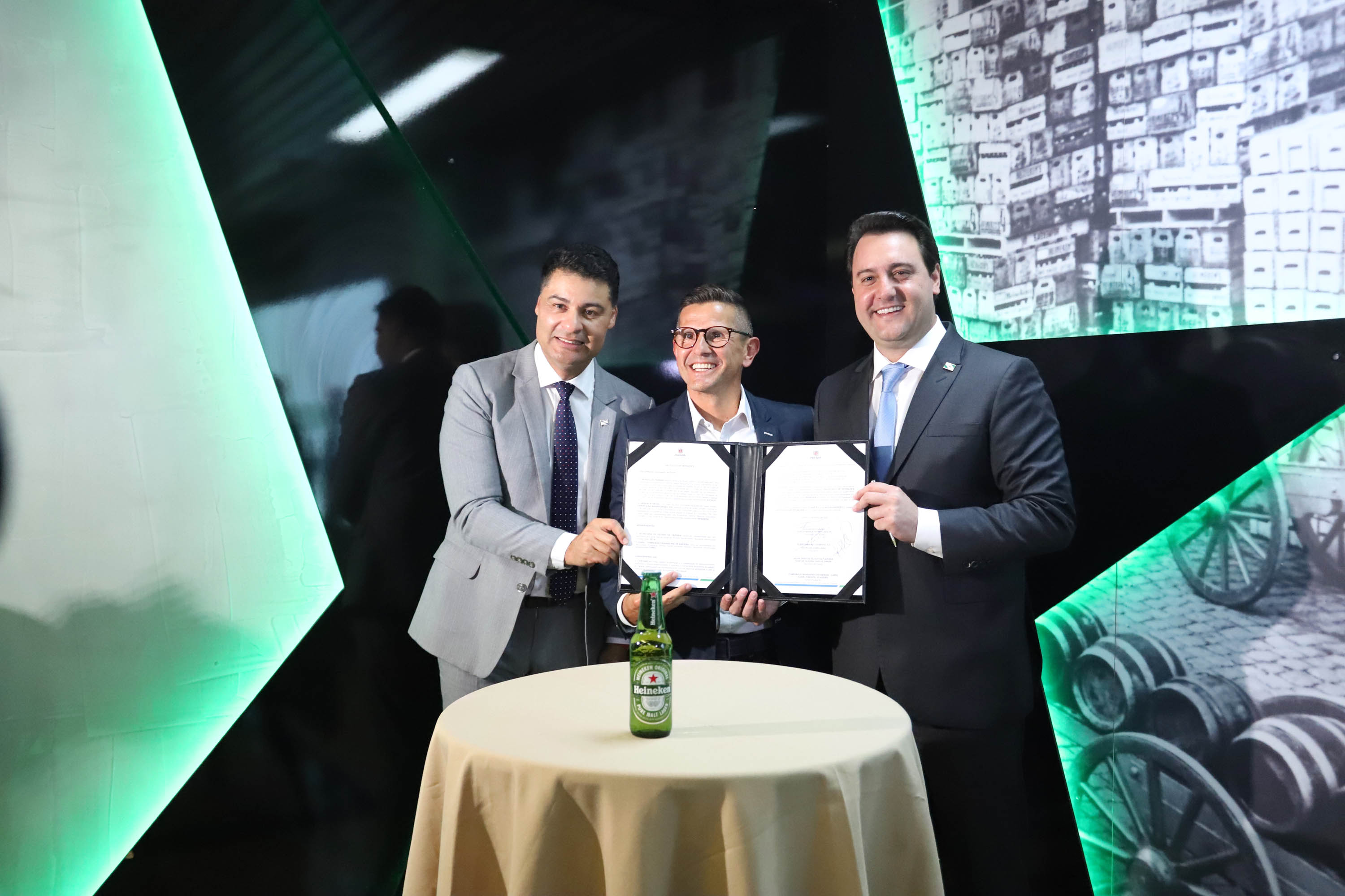 O Grupo Heineken confirmou novos investimentos no Paraná. Em cerimônia com o governador Carlos Massa Ratinho Junior, nesta quarta-feira (11), na sede da indústria, em Ponta Grossa, a cervejaria anunciou que vai destinar R$ 865 milhões até 2021 para a ampliação da produção da planta, concentrada em rótulos como Heineken e Amstel. Serão 600 novos empregos entre diretos e indiretos. O empreendimento tem o apoio do Governo do Estado por meio do Programa Paraná Competitivo.
