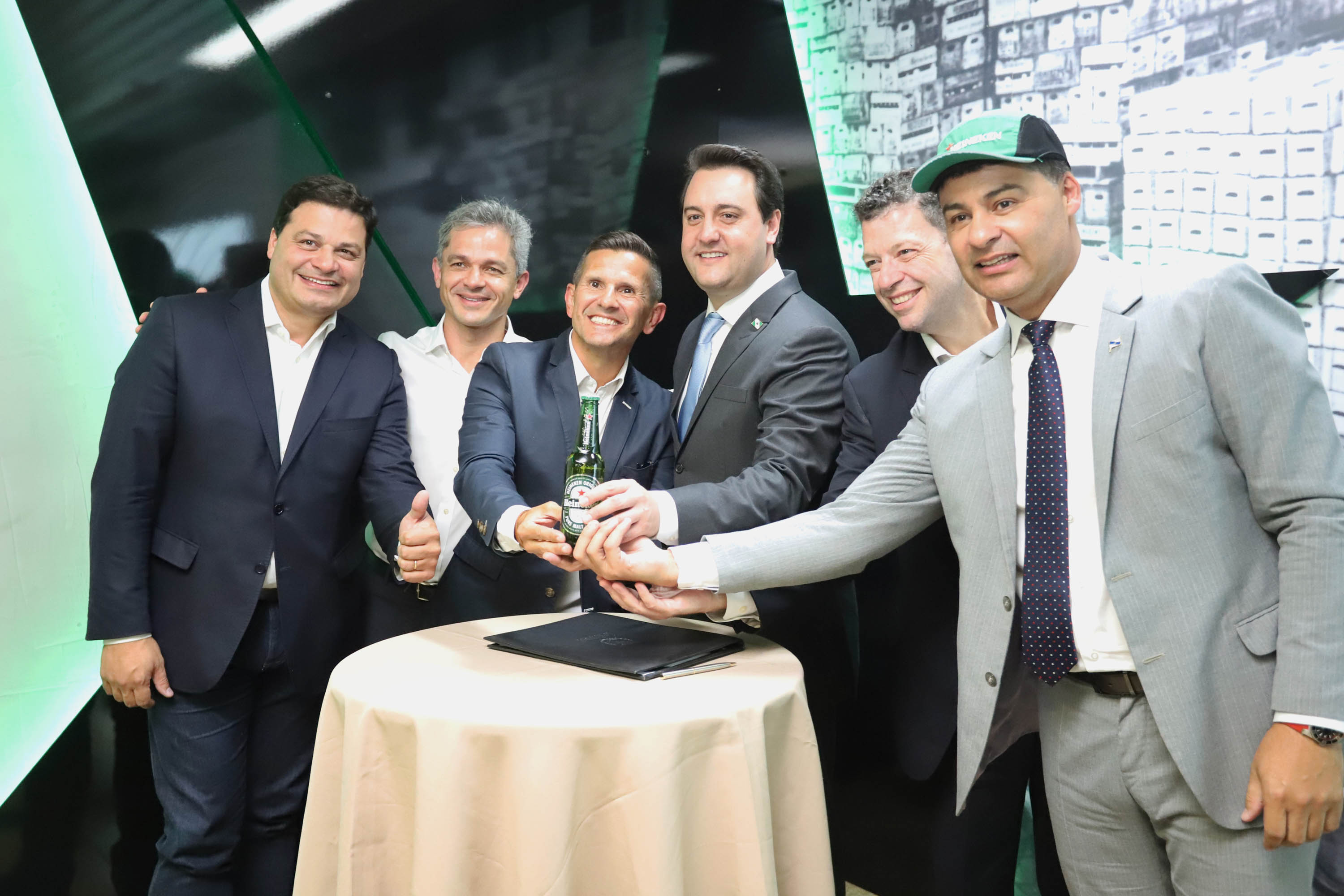 O Grupo Heineken confirmou novos investimentos no Paraná. Em cerimônia com o governador Carlos Massa Ratinho Junior, nesta quarta-feira (11), na sede da indústria, em Ponta Grossa, a cervejaria anunciou que vai destinar R$ 865 milhões até 2021 para a ampliação da produção da planta, concentrada em rótulos como Heineken e Amstel. Serão 600 novos empregos entre diretos e indiretos. O empreendimento tem o apoio do Governo do Estado por meio do Programa Paraná Competitivo.